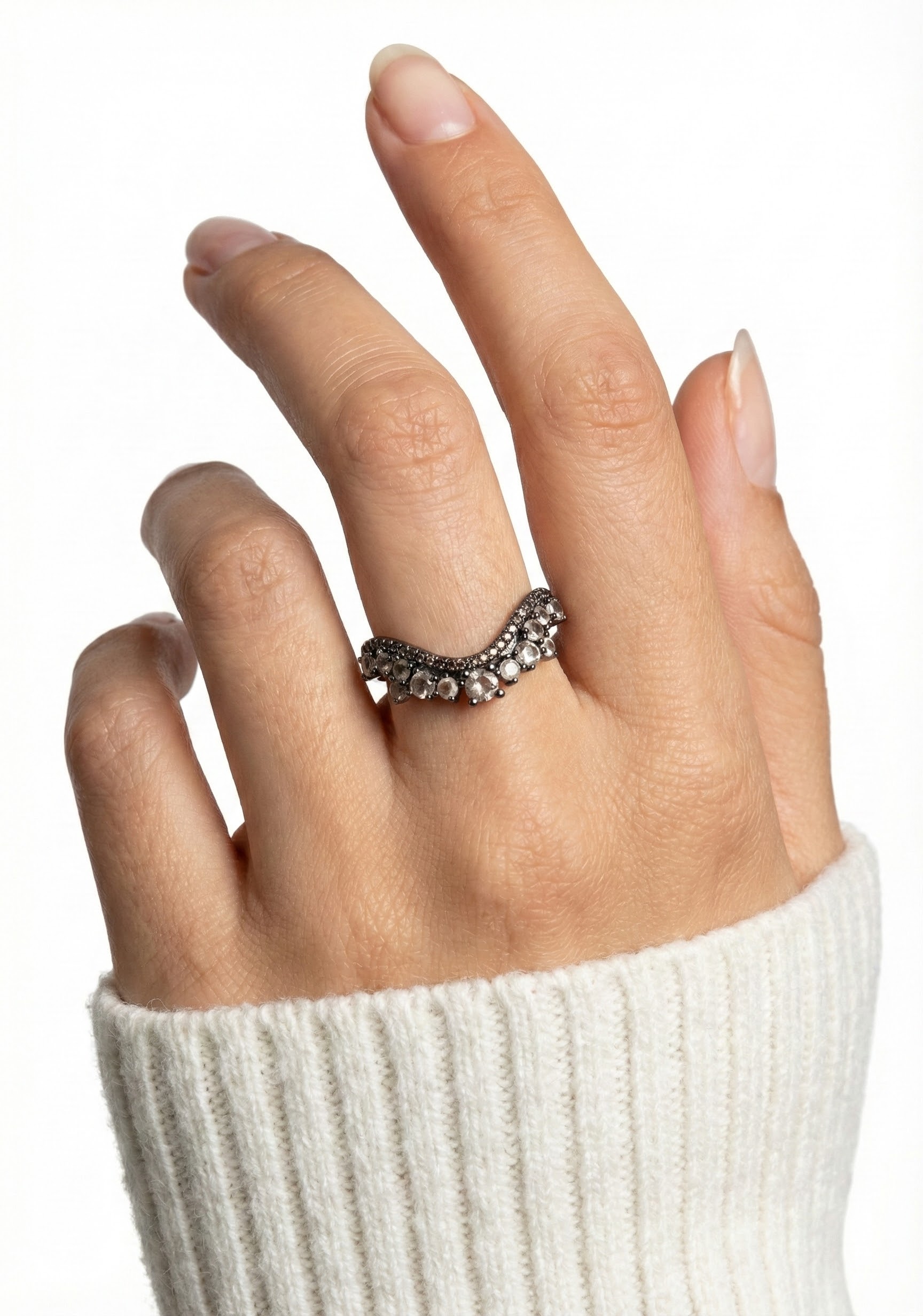 Prsten zdobený krystaly s brilancí drahokamů - detail