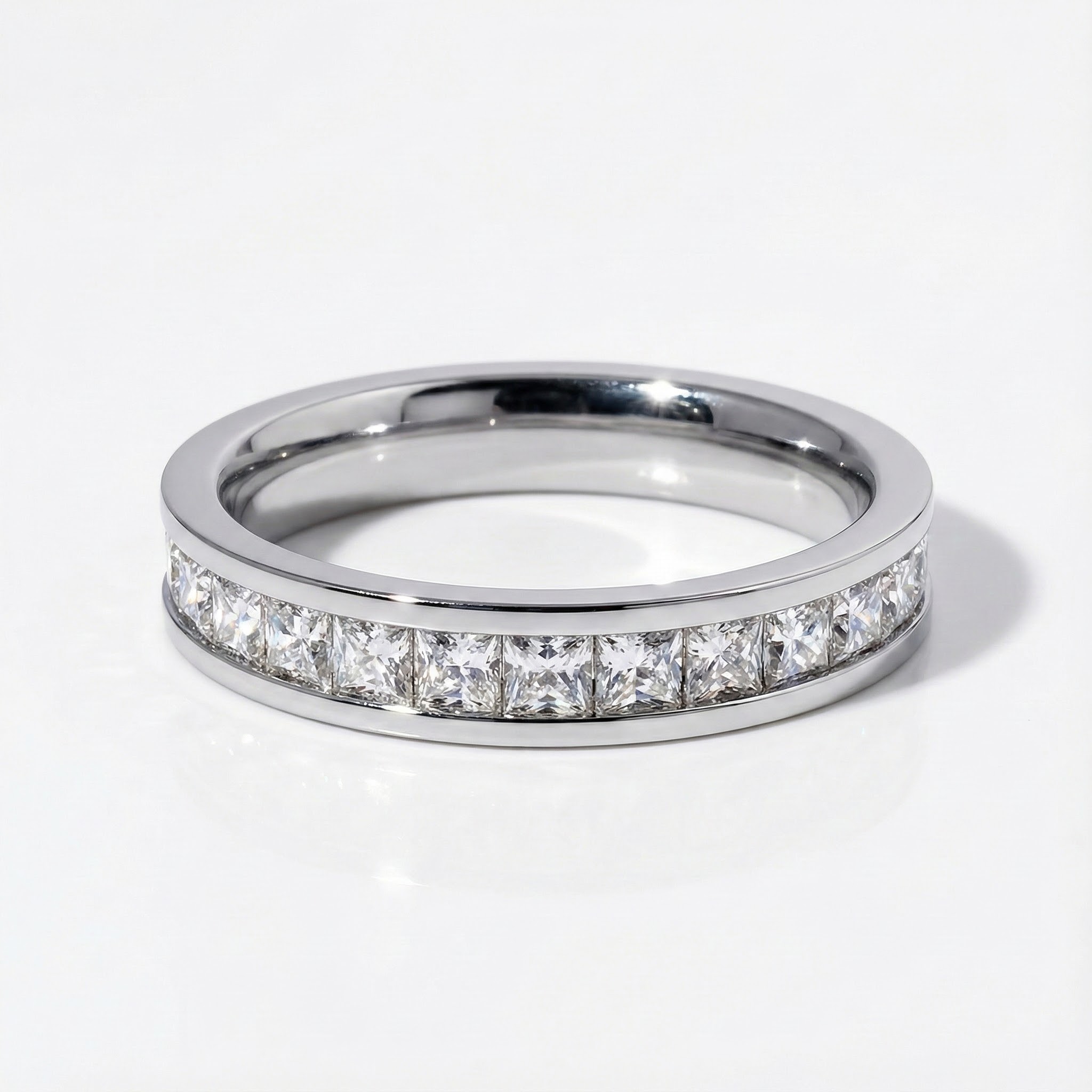 Prsten s krystaly a vysoce leštěným finišem