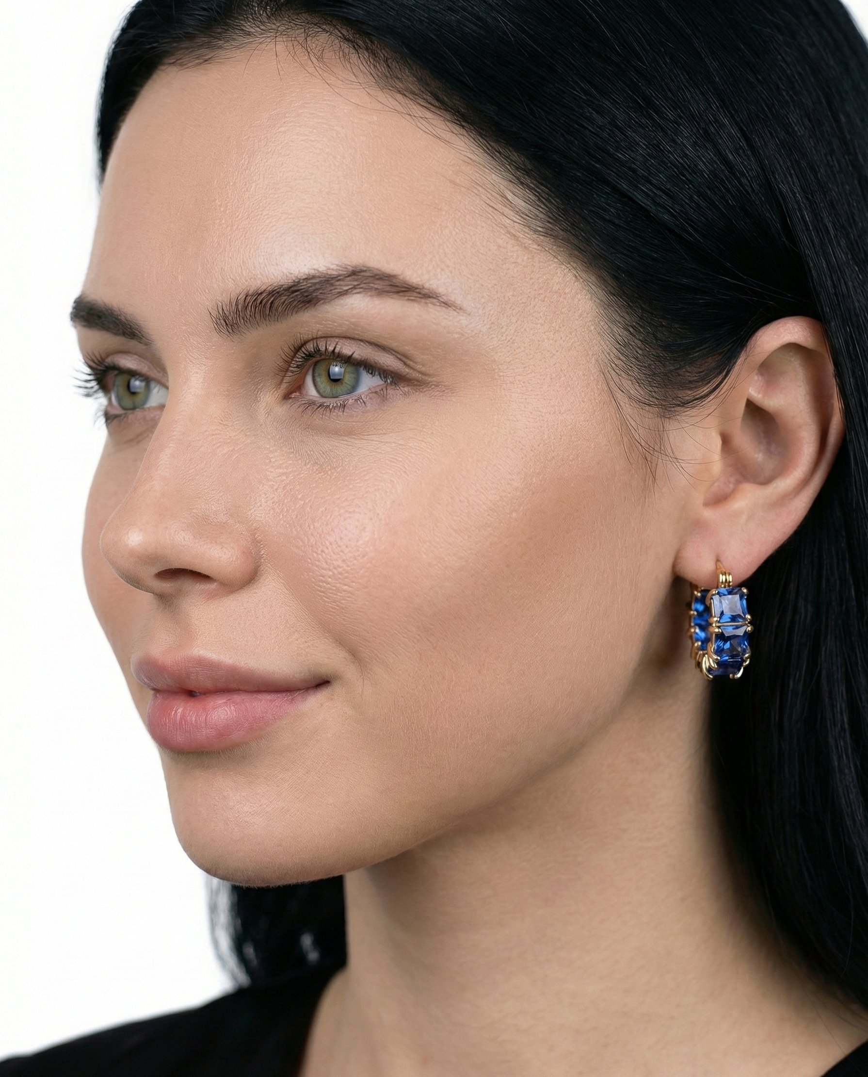 Náušnice zlatavého tónu s krystaly briliantového brusu v podobě safíru - detail