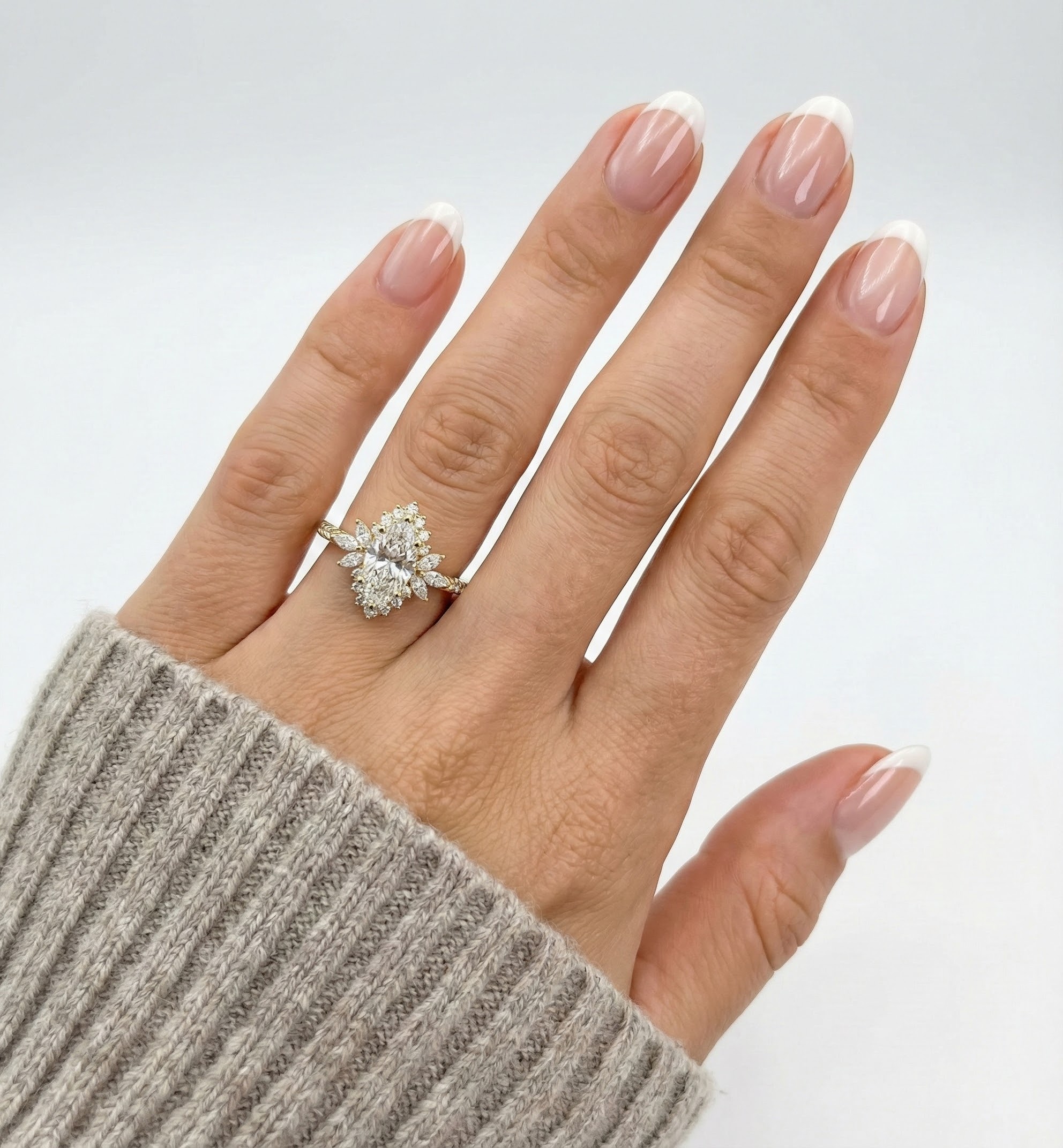 Prsten se zlatým odleskem a osazenými krystaly - detail