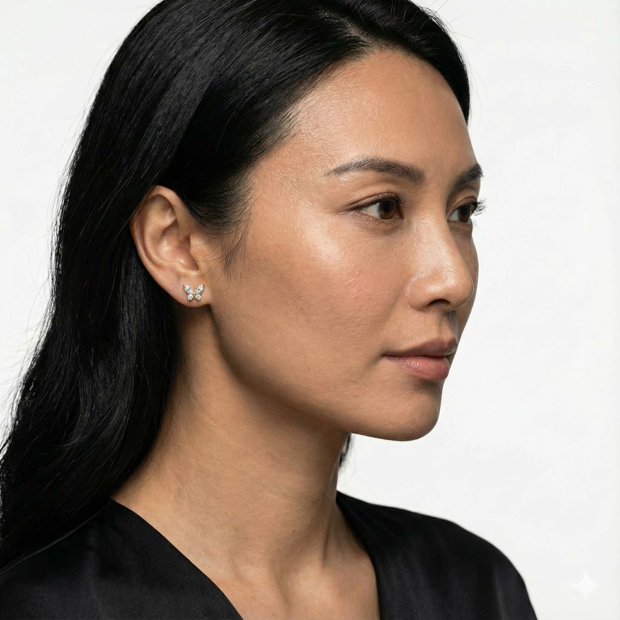 Náušnice zlatavého tónu v podobě motýla - detail