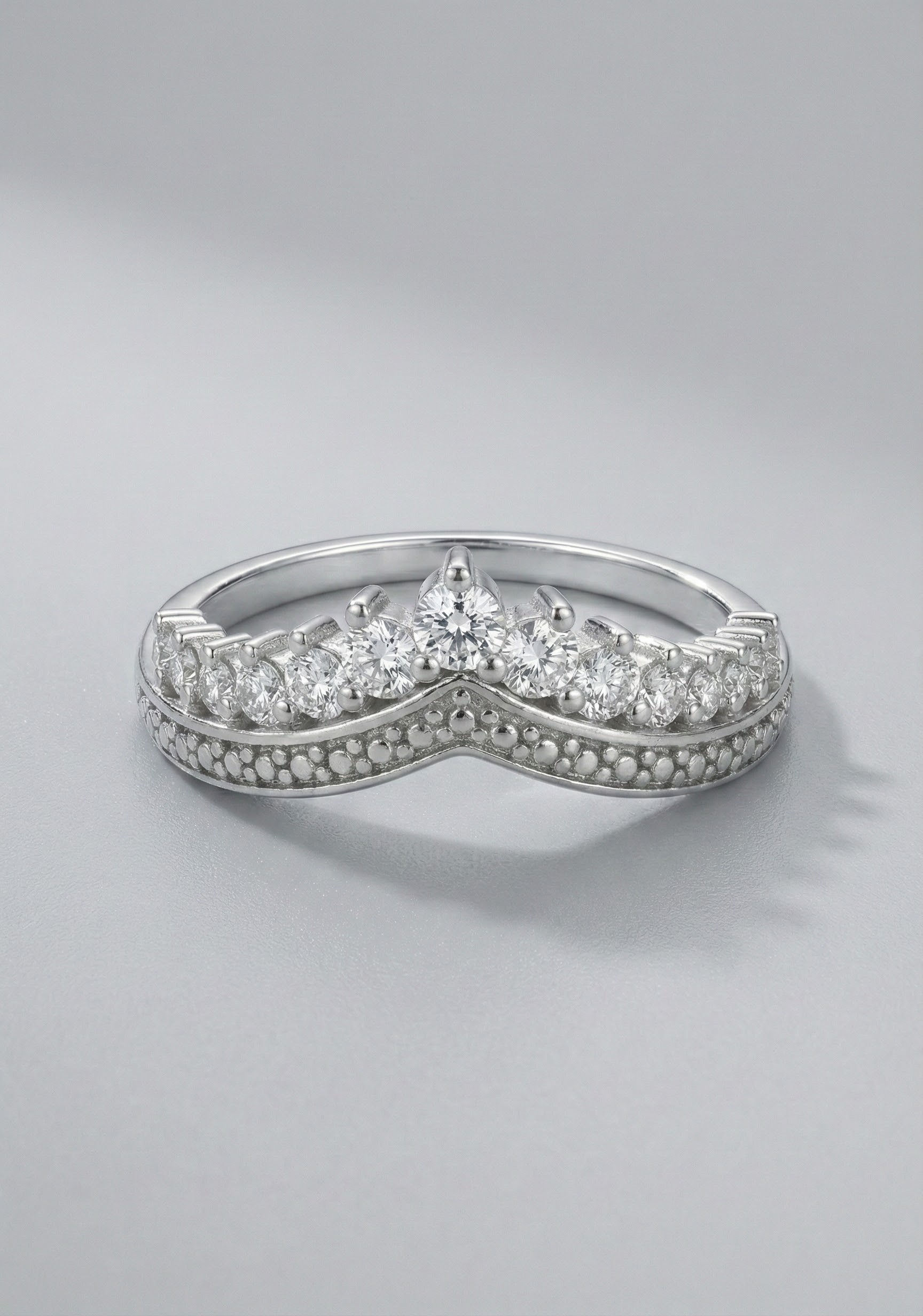 Prsten s krystaly v briliantovém brusu