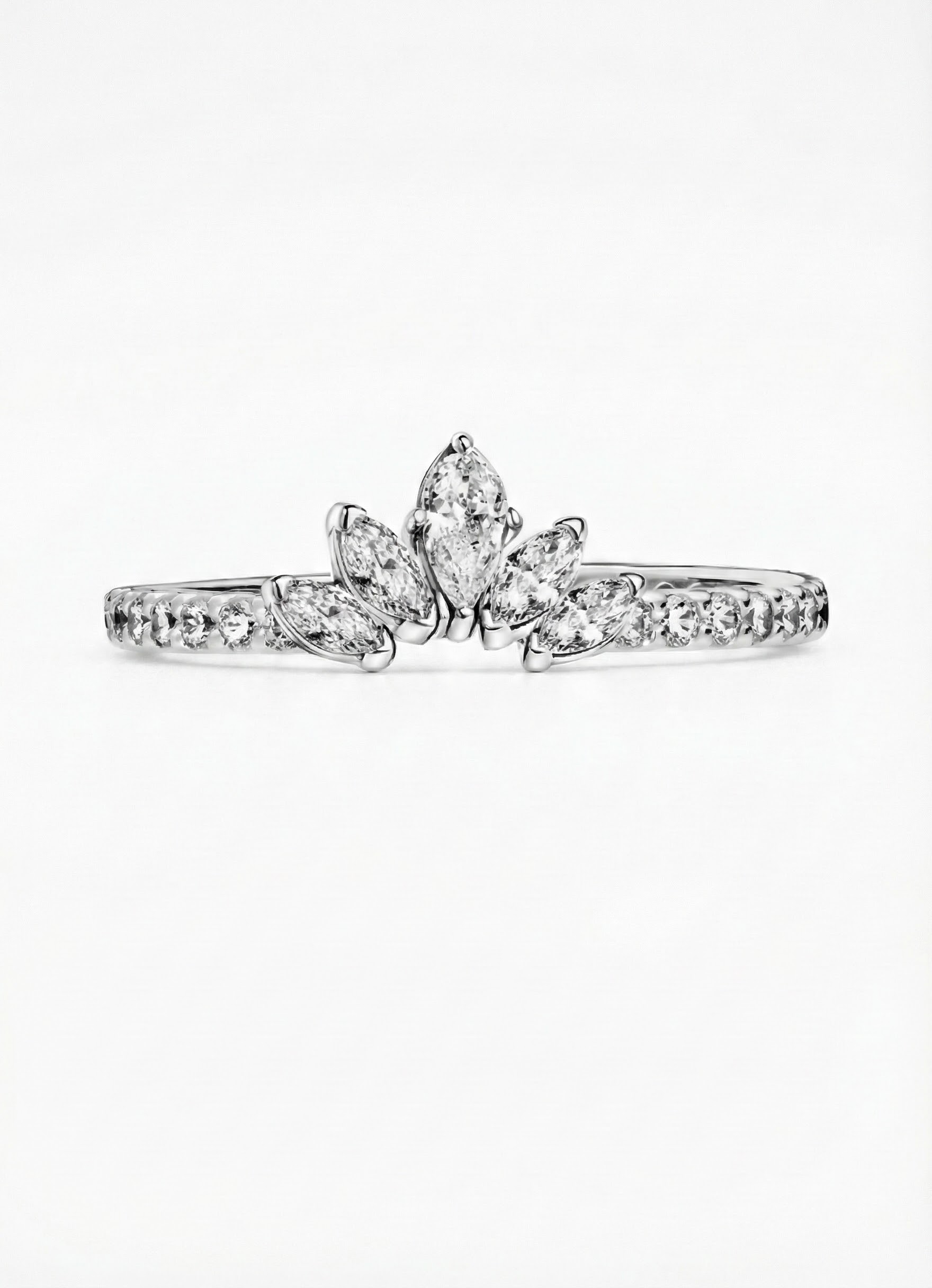 Prsten s precizně broušenými krystaly briliantového a markýzového brusu