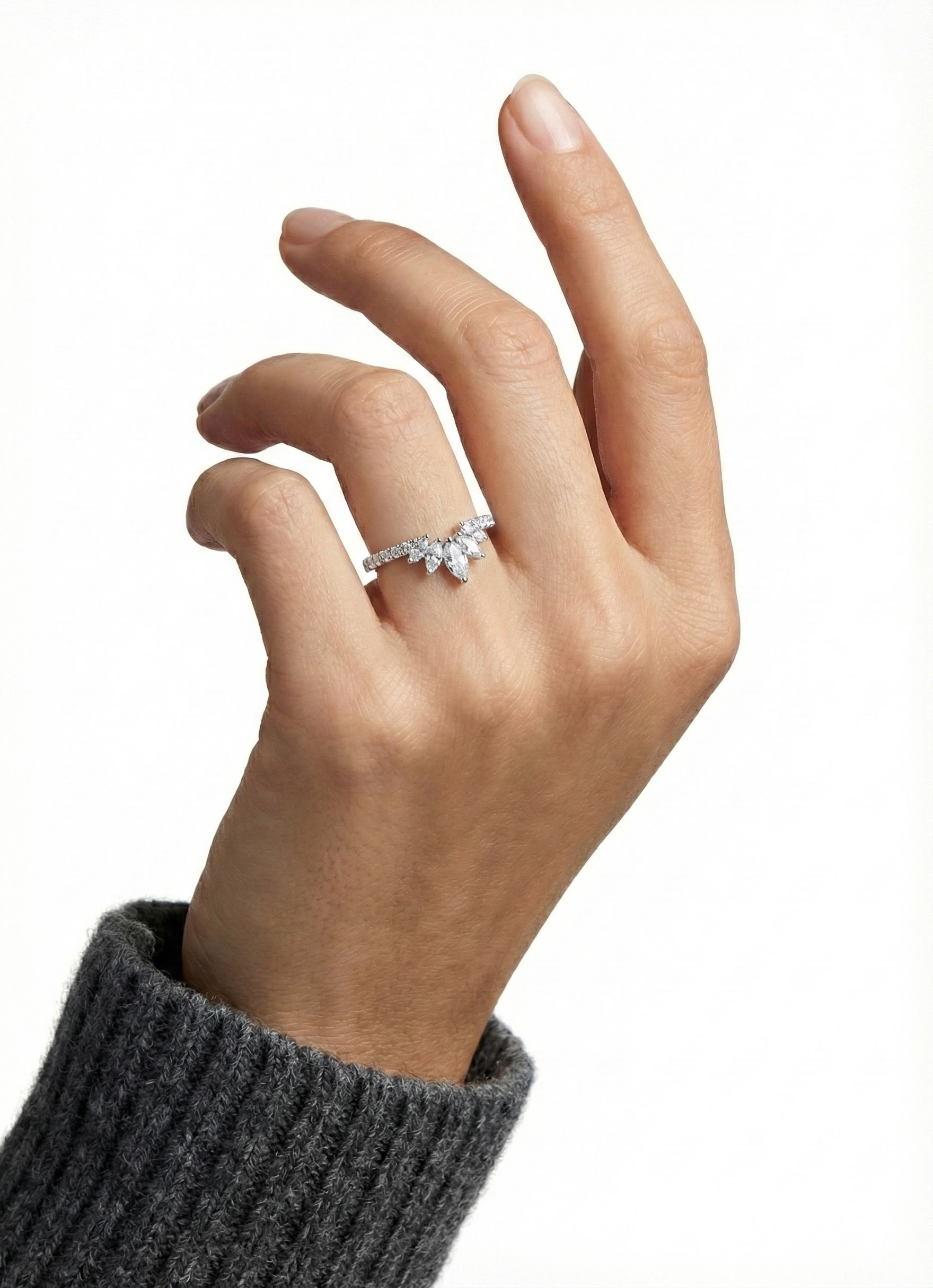 Prsten s precizně broušenými krystaly briliantového a markýzového brusu - detail