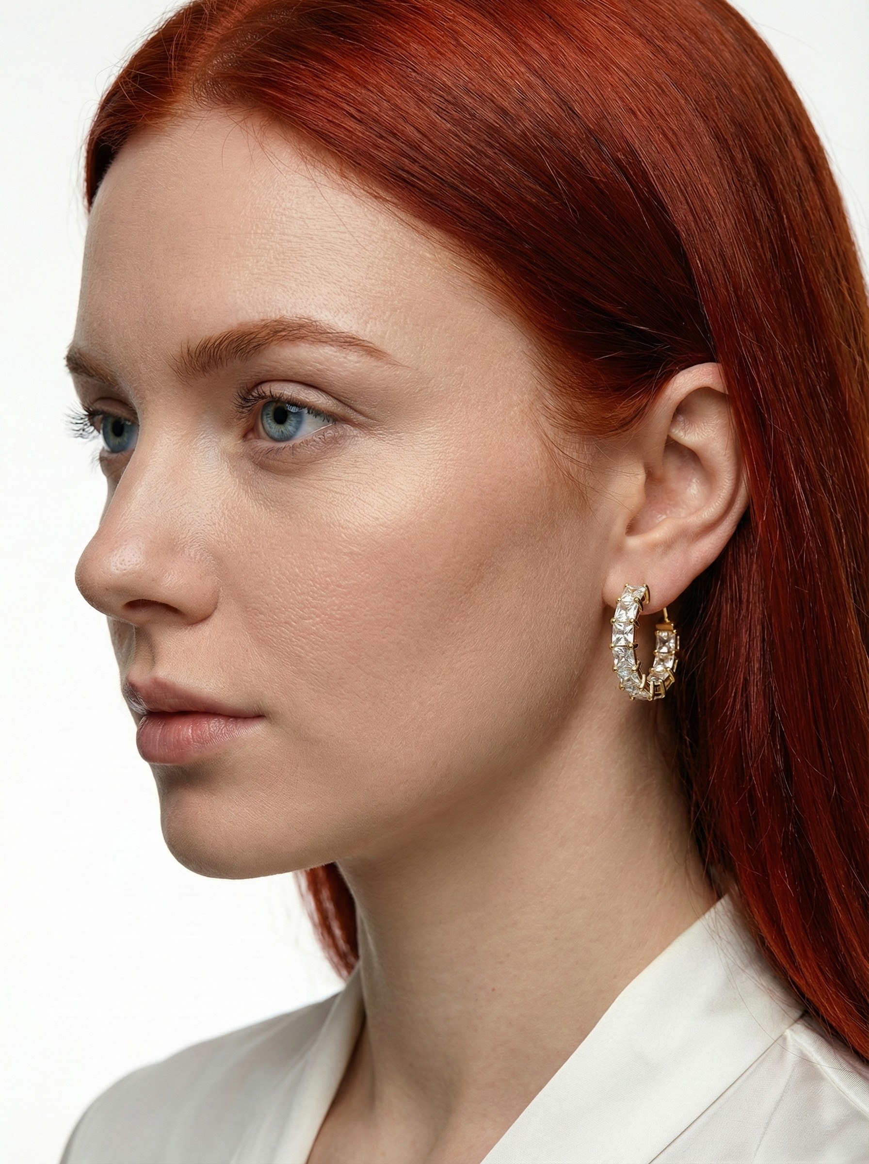 Náušnice se zlatým leskem a krystaly briliantového brusu