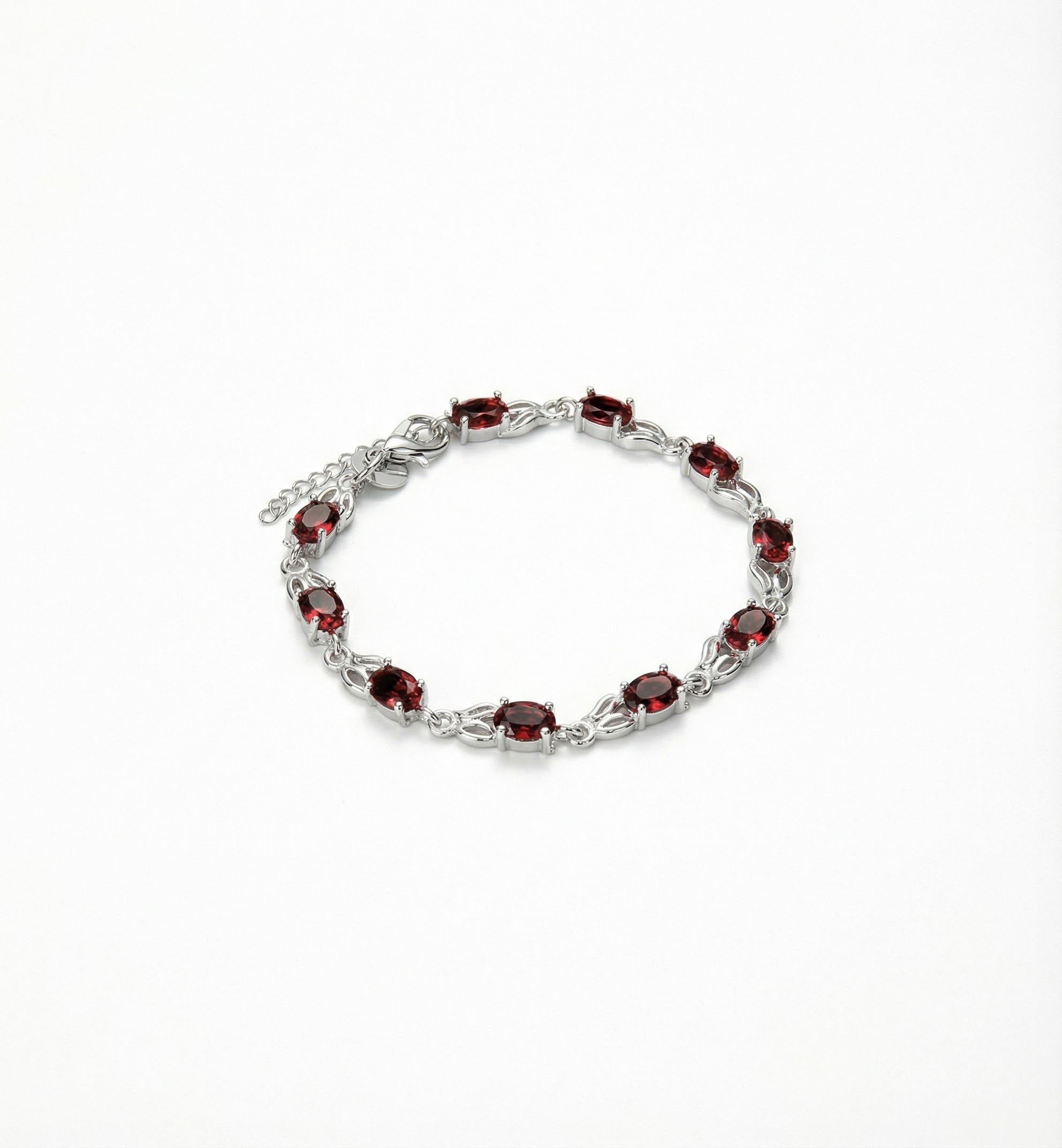 Náramek stříbrného lesku s krystaly briliantového brusu v podobě rubínu