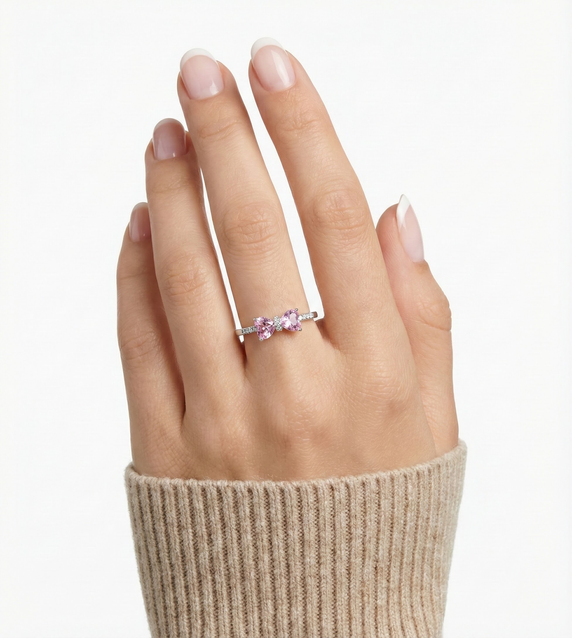 Prsten s motivem mašle a precizně broušenými krystaly - detail