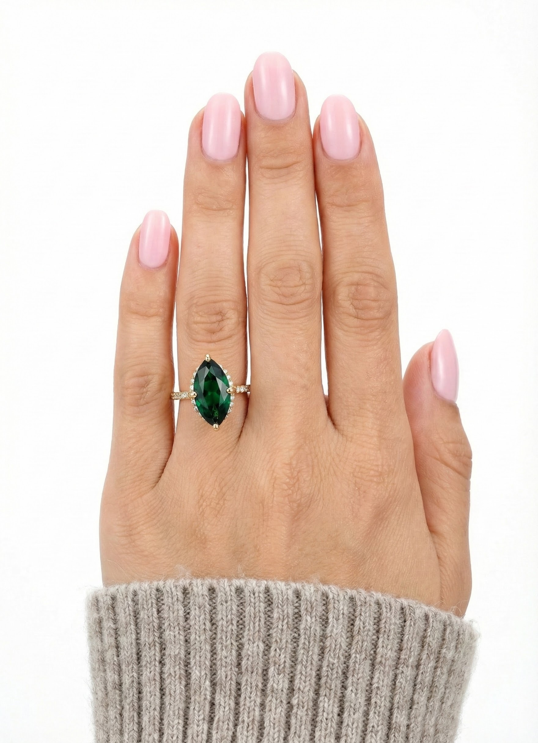 Prsten ve zlatém lesku s broušenými krystaly v tónu emeraldu