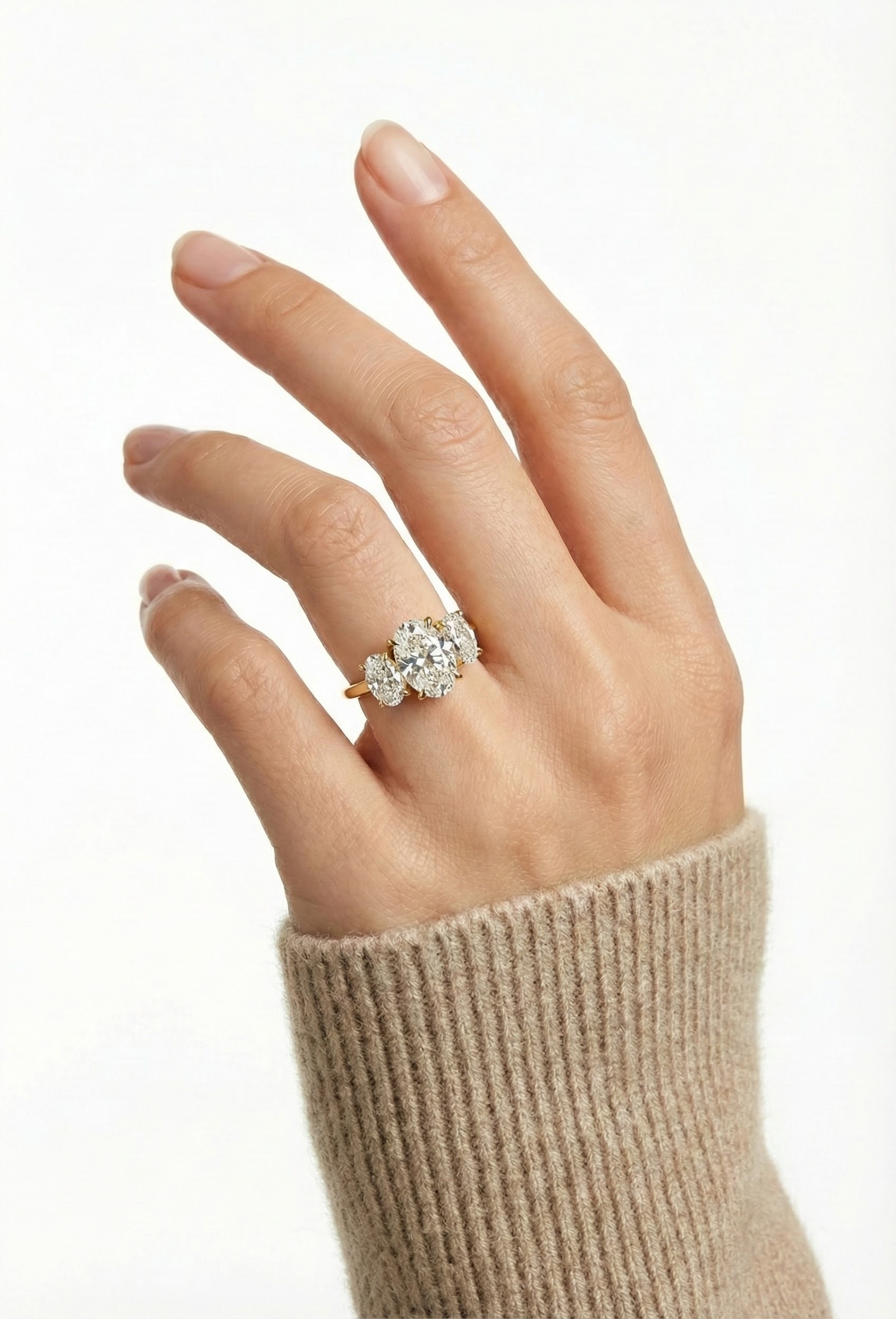 Prsten s luxusním zlatistým povrchem a krystaly