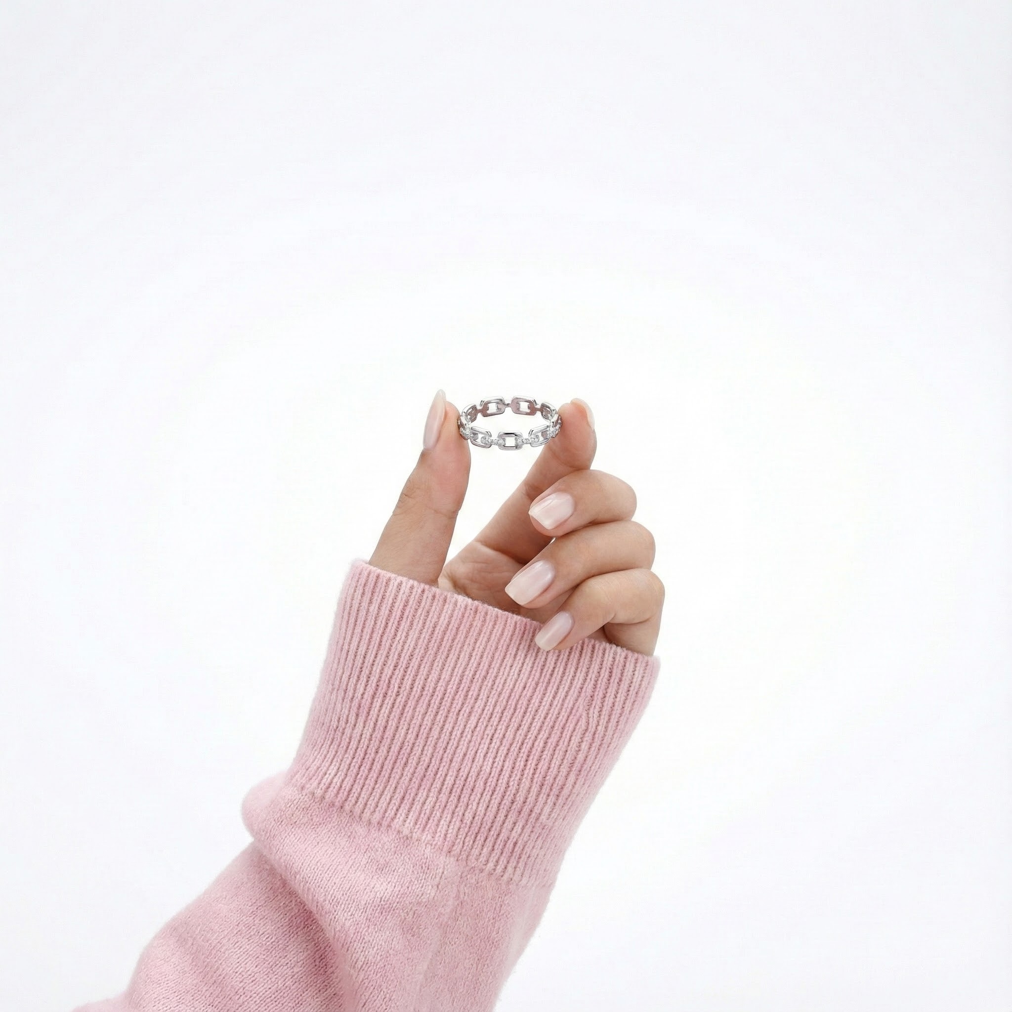 Prsten s krystaly a třpytem drahokamů - detail