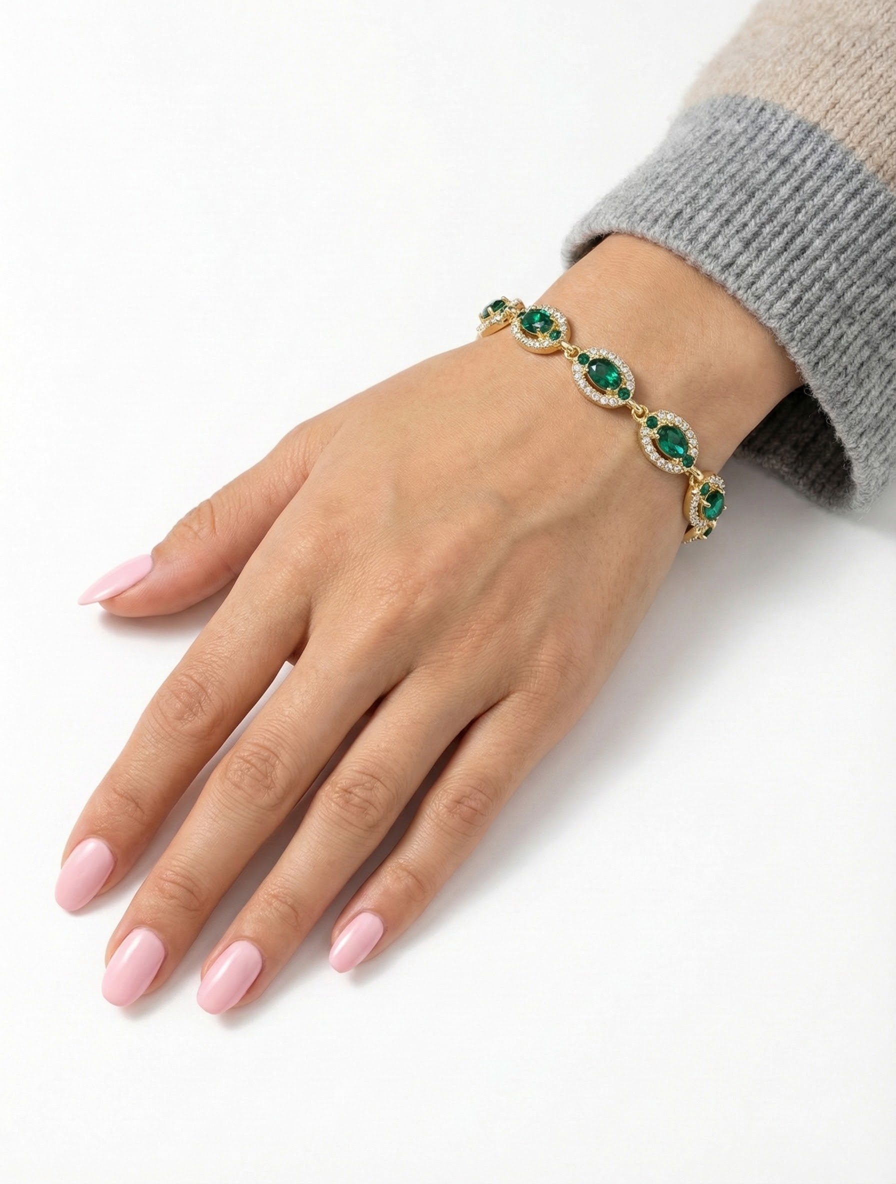 Náramek zlatavého lesku s krystaly briliantového brusu v podobě emeraldu - detail