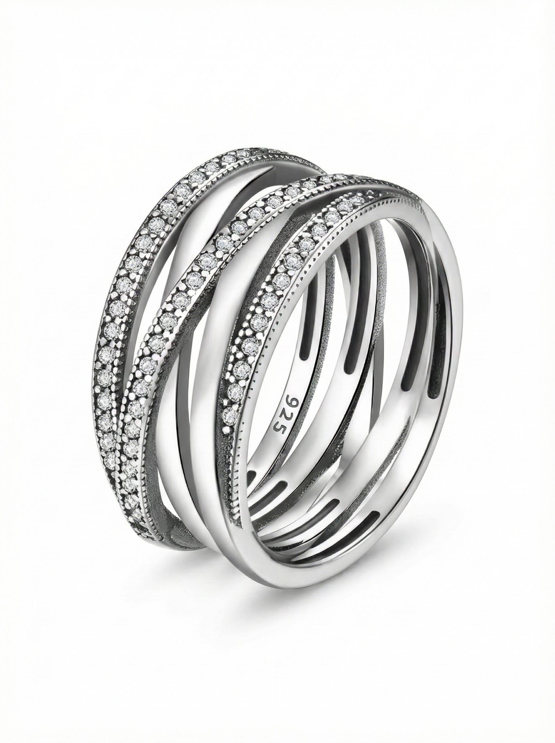 Prsten zdobený krystaly s briliantovým výbrusem