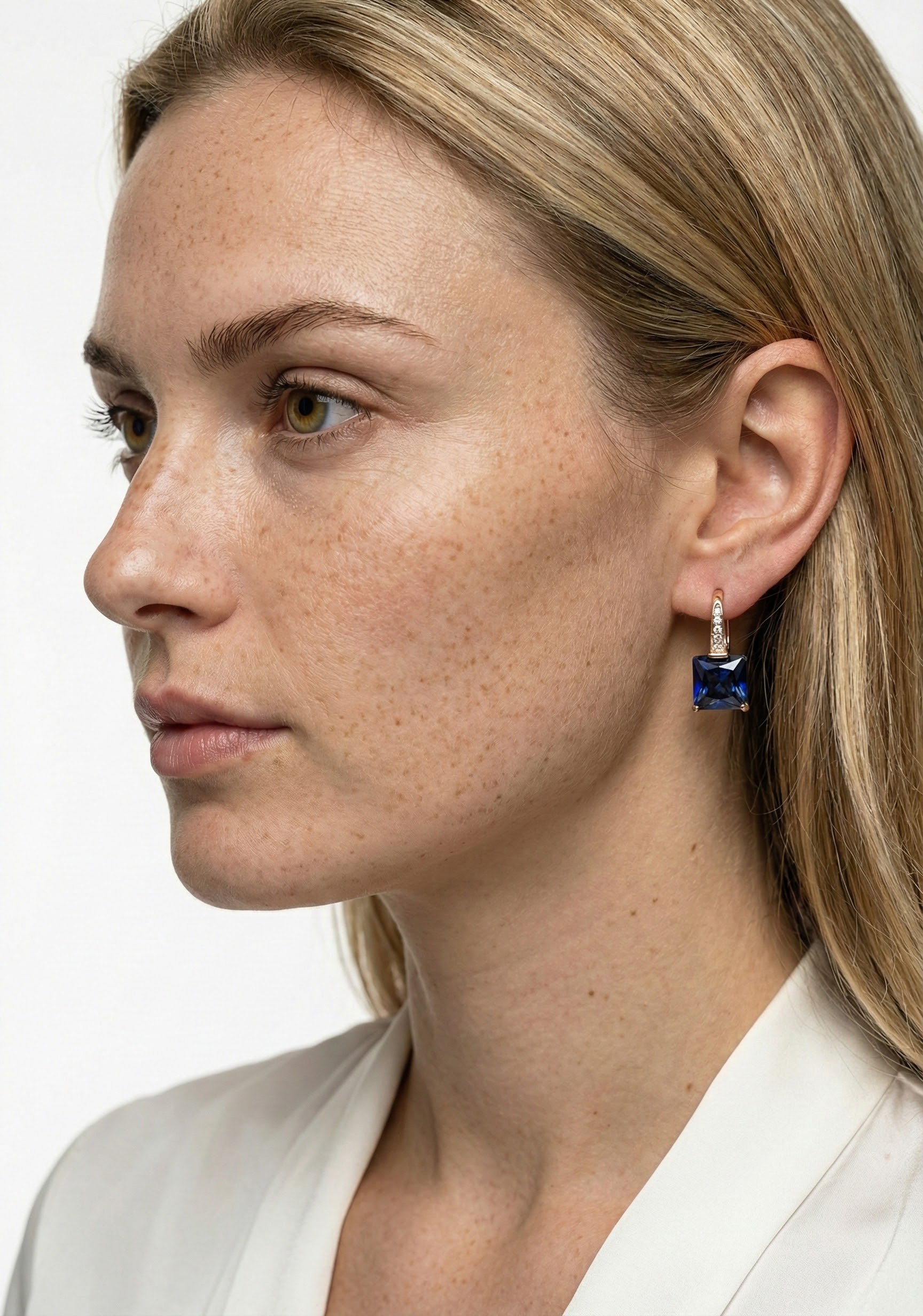 Náušnice zlatavého lesku s krystaly v podobě safíru - detail