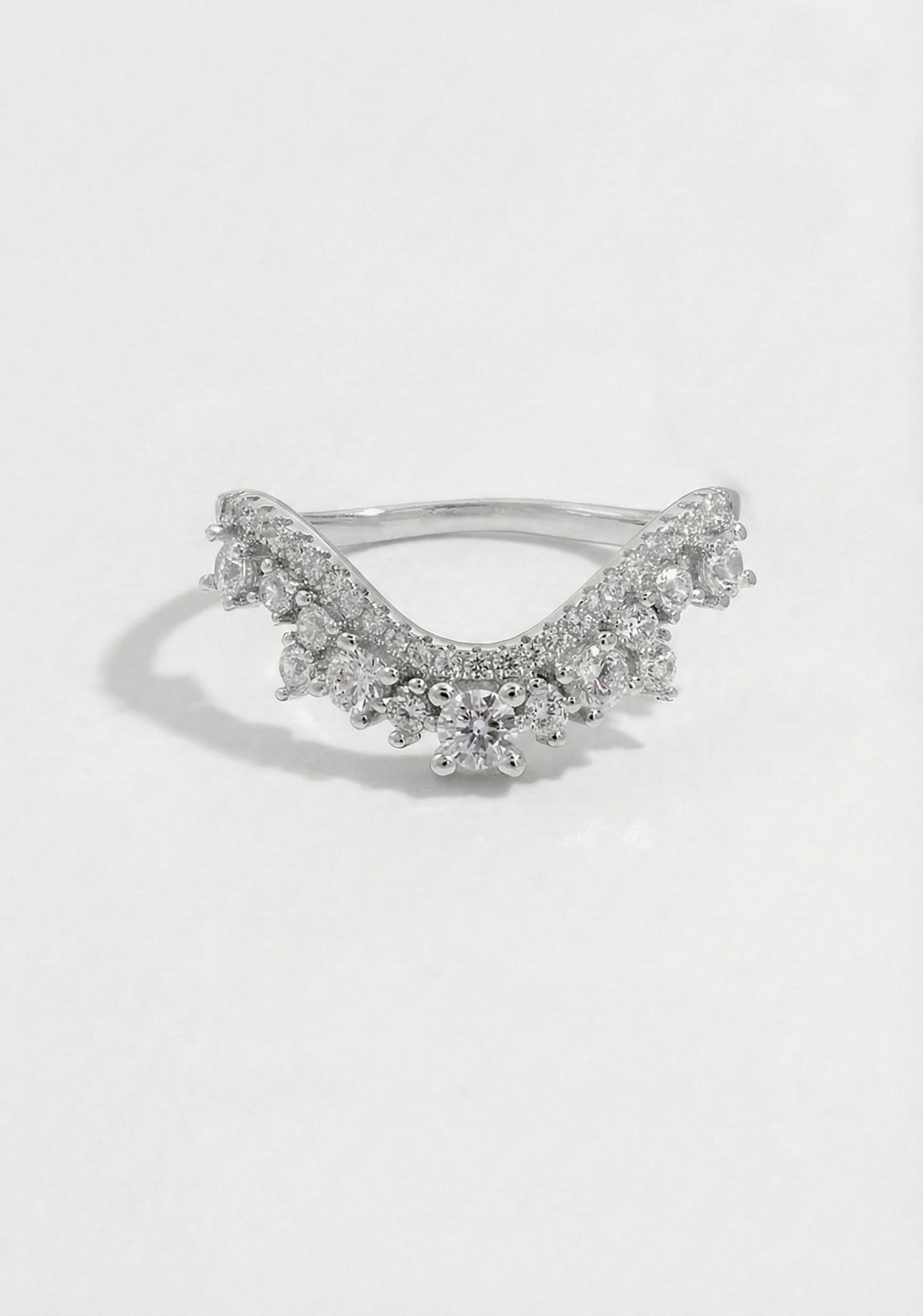 Prsten s krystaly a vysoce leštěným finišem