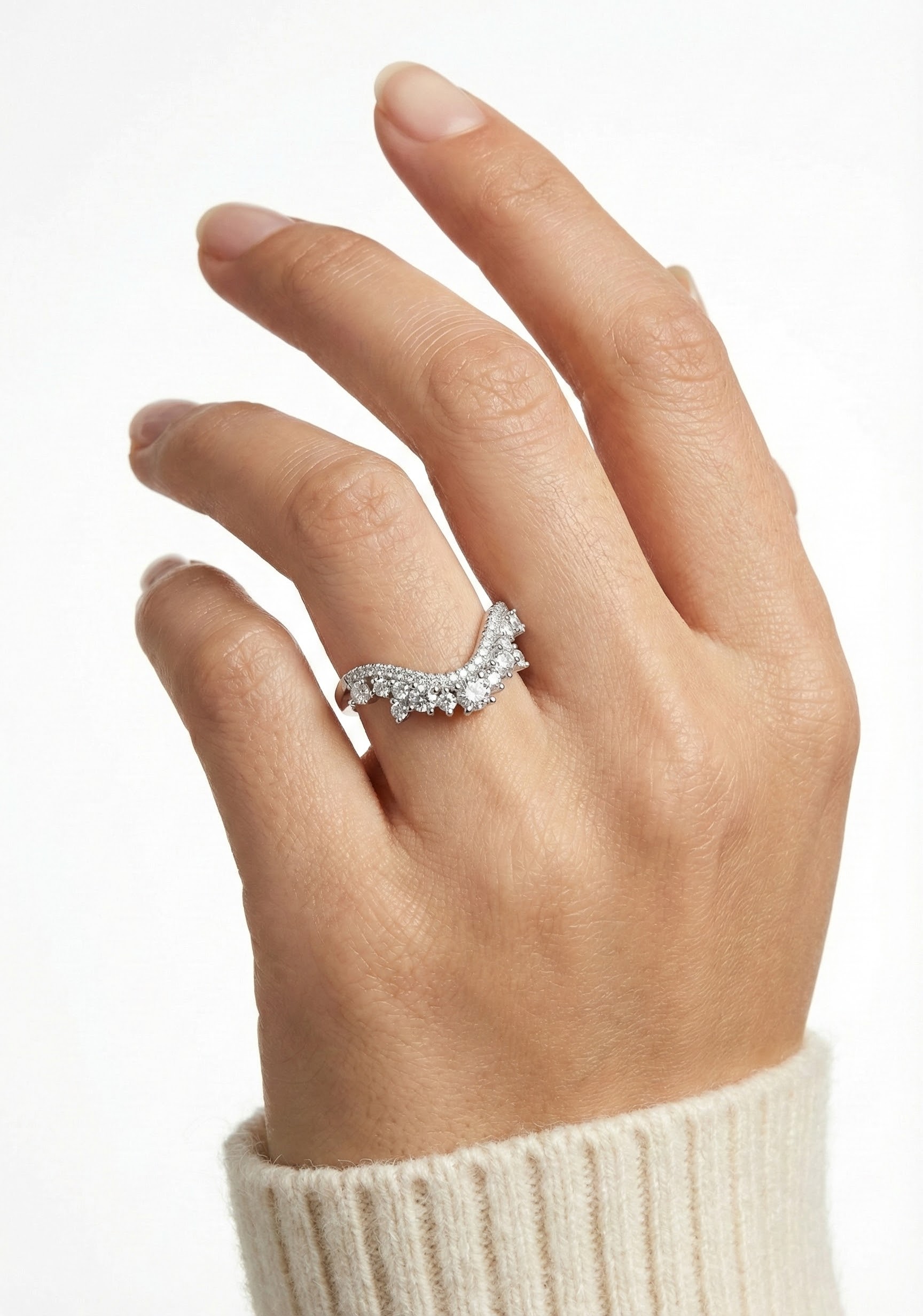 Prsten s krystaly a vysoce leštěným finišem