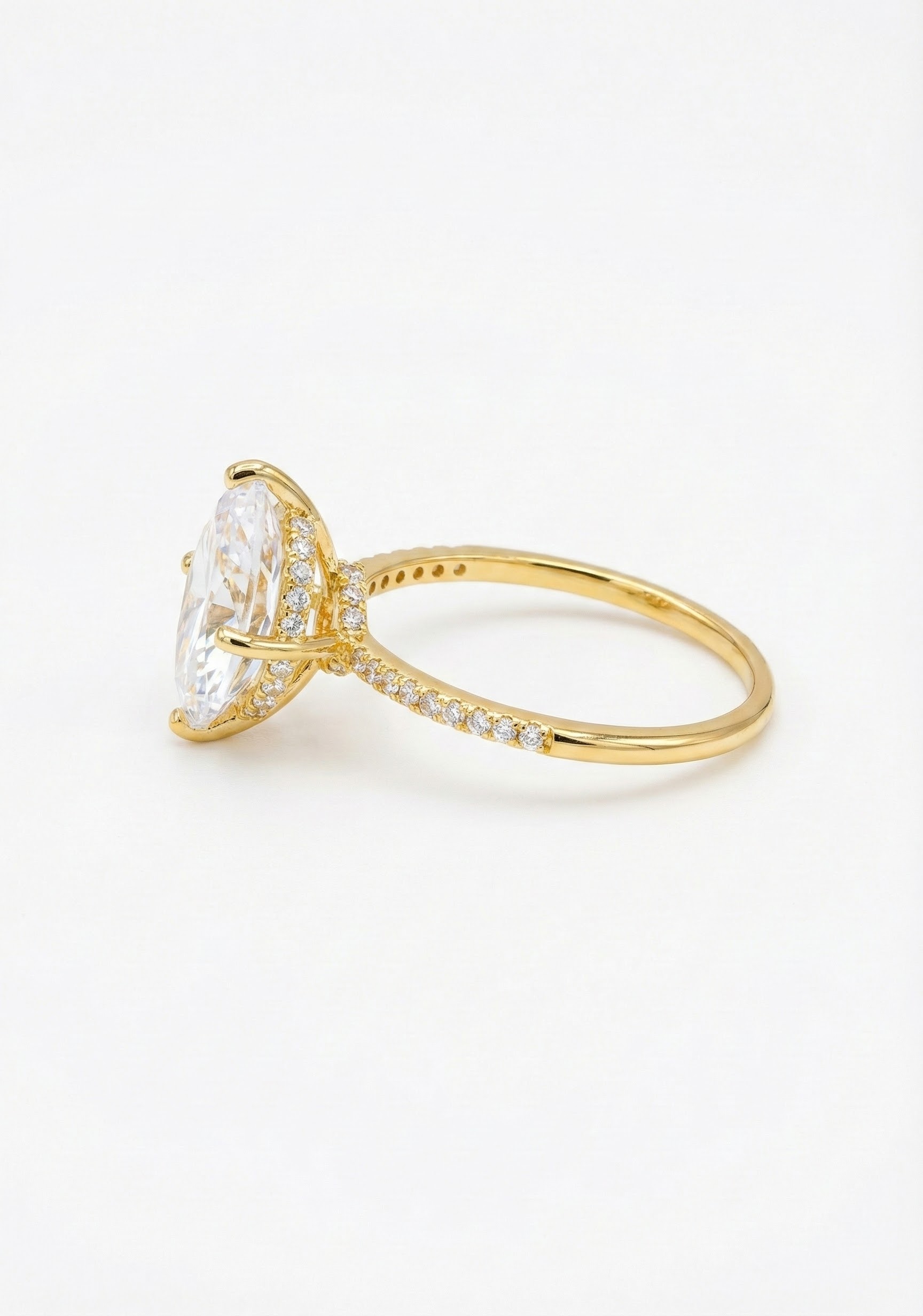 Prsten ve zlatém lesku s broušenými krystaly