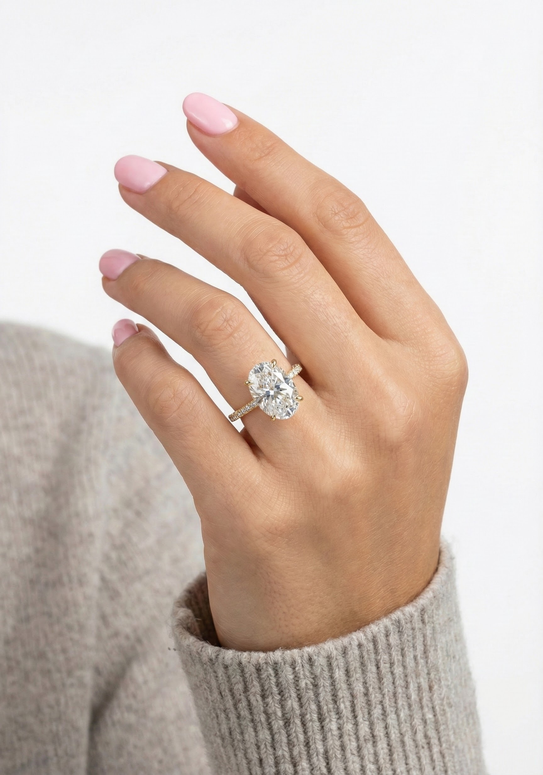 Prsten ve zlatém lesku s broušenými krystaly