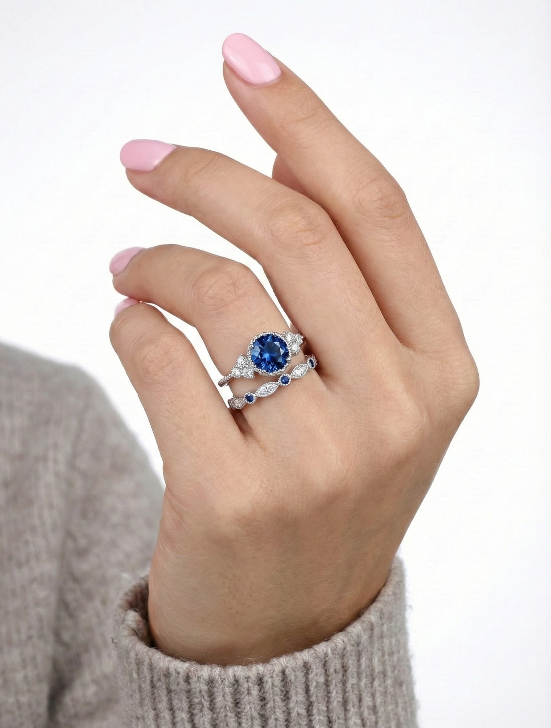 Pár prstenů v barvě safíru a osazeními krystaly