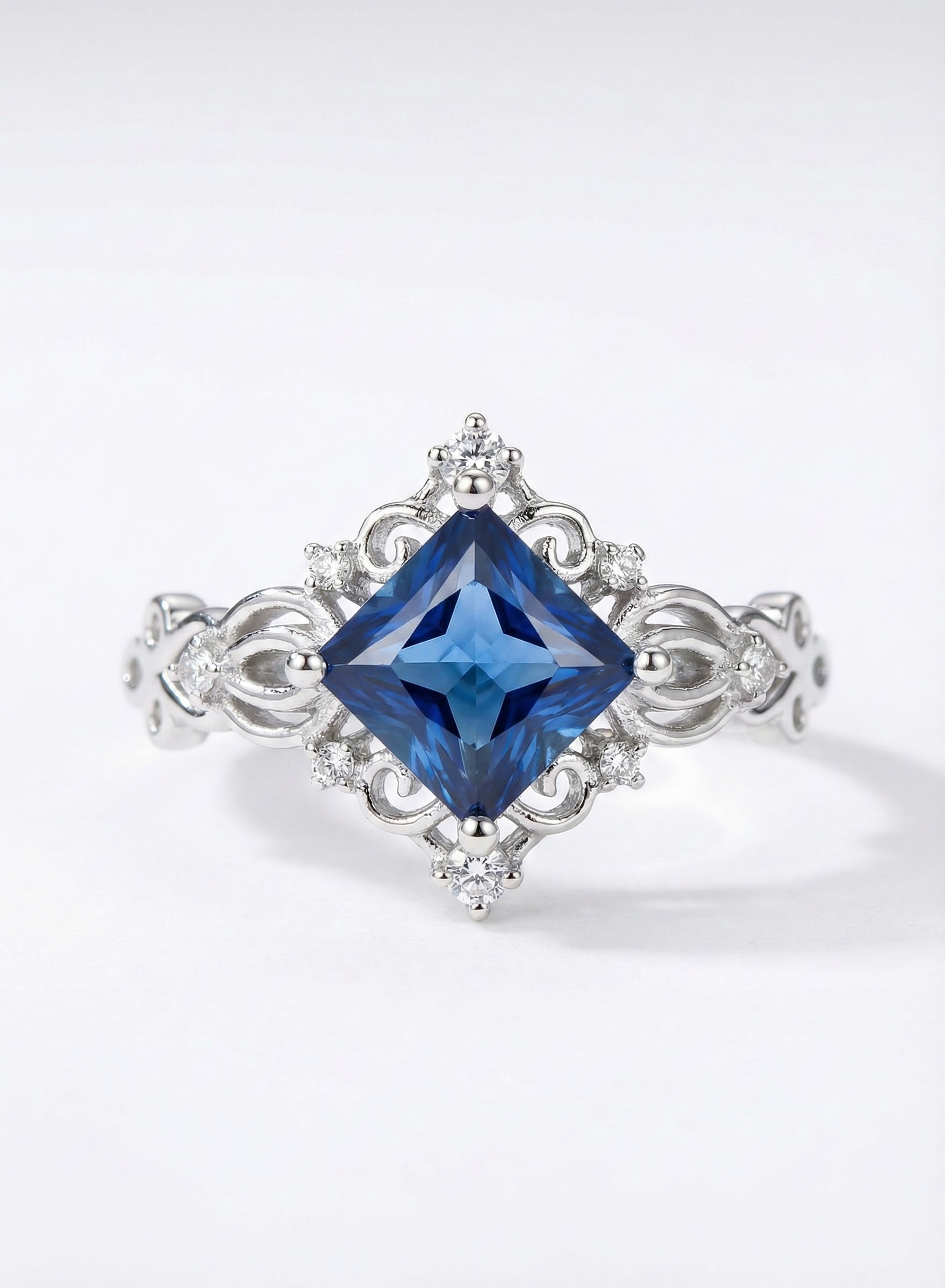 Prsten v barvě safíru a osazeními krystaly