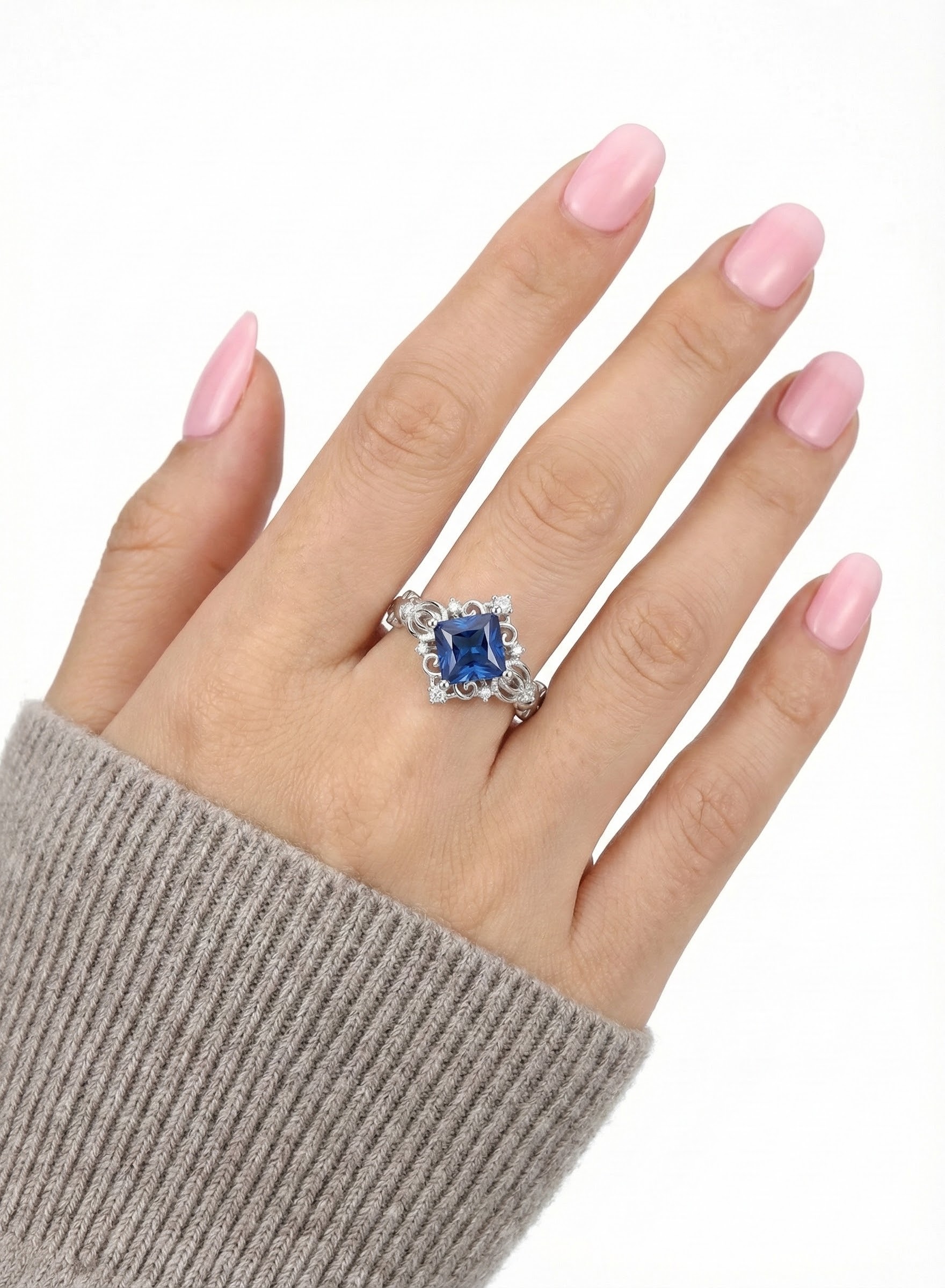 Prsten v barvě safíru a osazeními krystaly