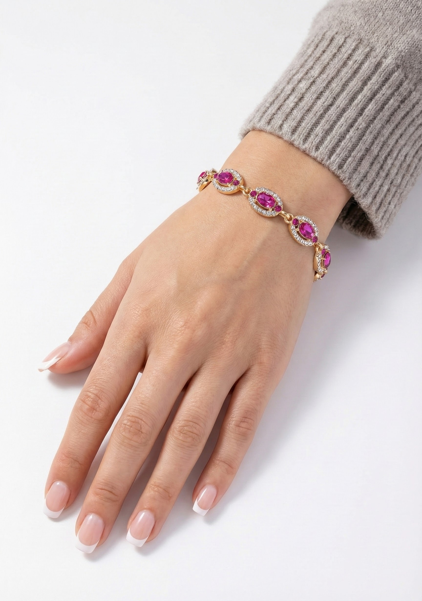 Náramek zlatavého lesku s krystaly briliantového brusu v podobě ametystu - detail