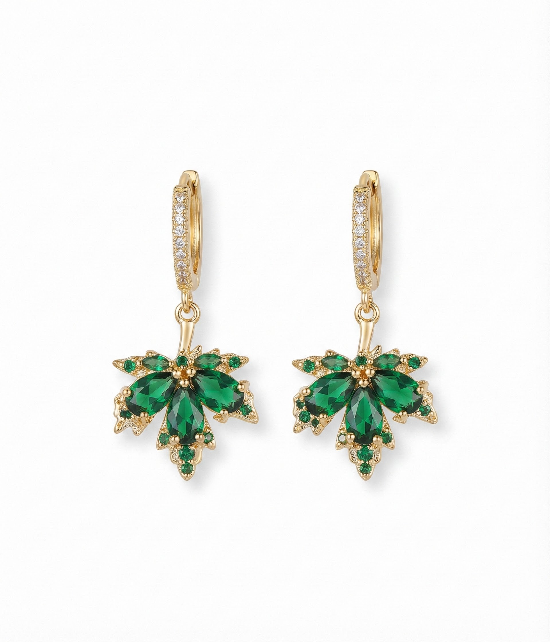 Krystaly briliantového brusu v podobě emeraldu