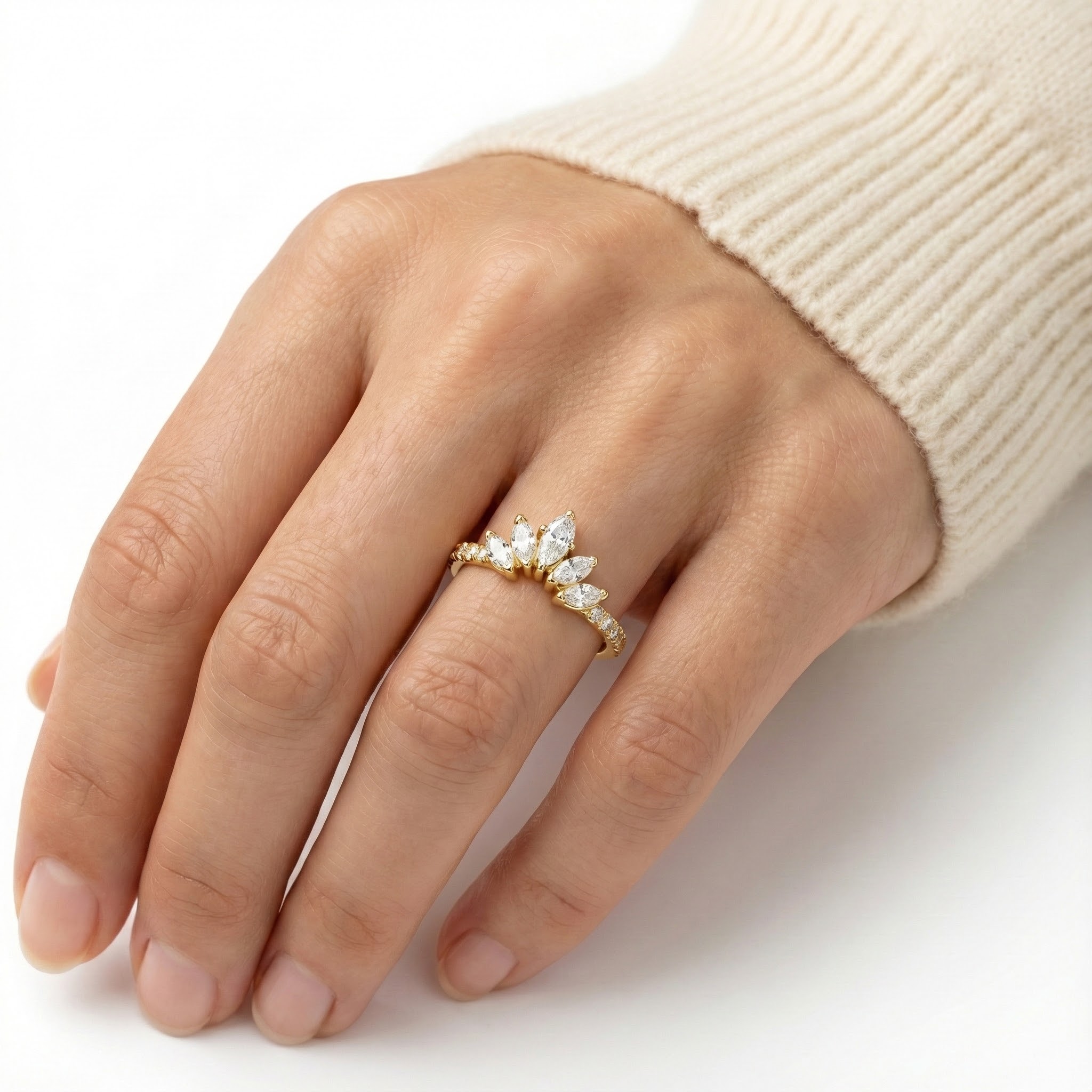 Prsten se zlatým odleskem a osazeními krystaly