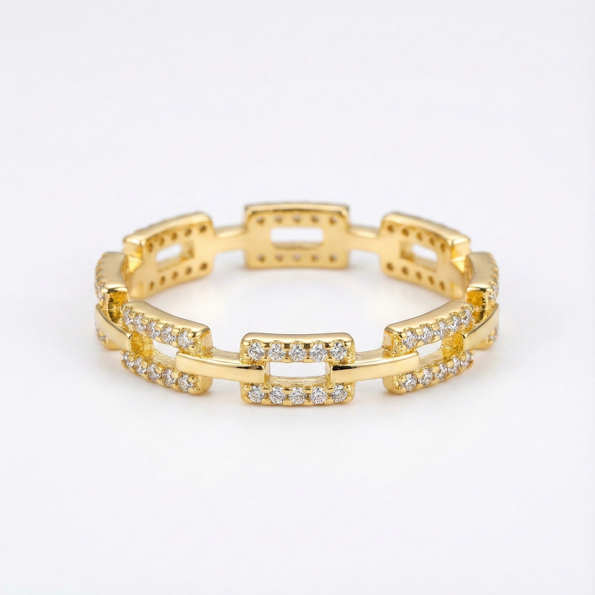 Prsten s zlatým leskem a třpytem drahokamů