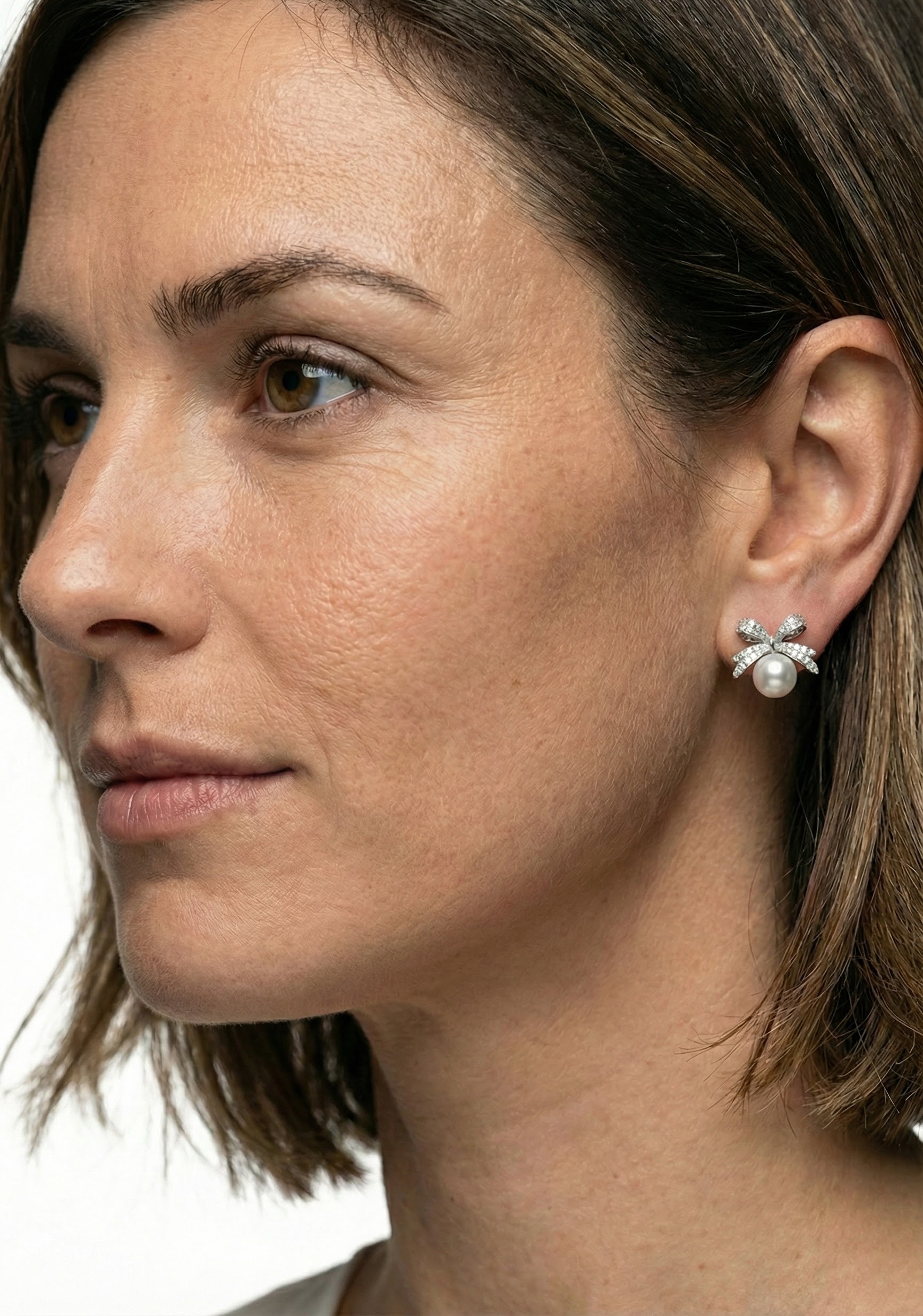 Náušnice v podobě mašle s perlou - detail