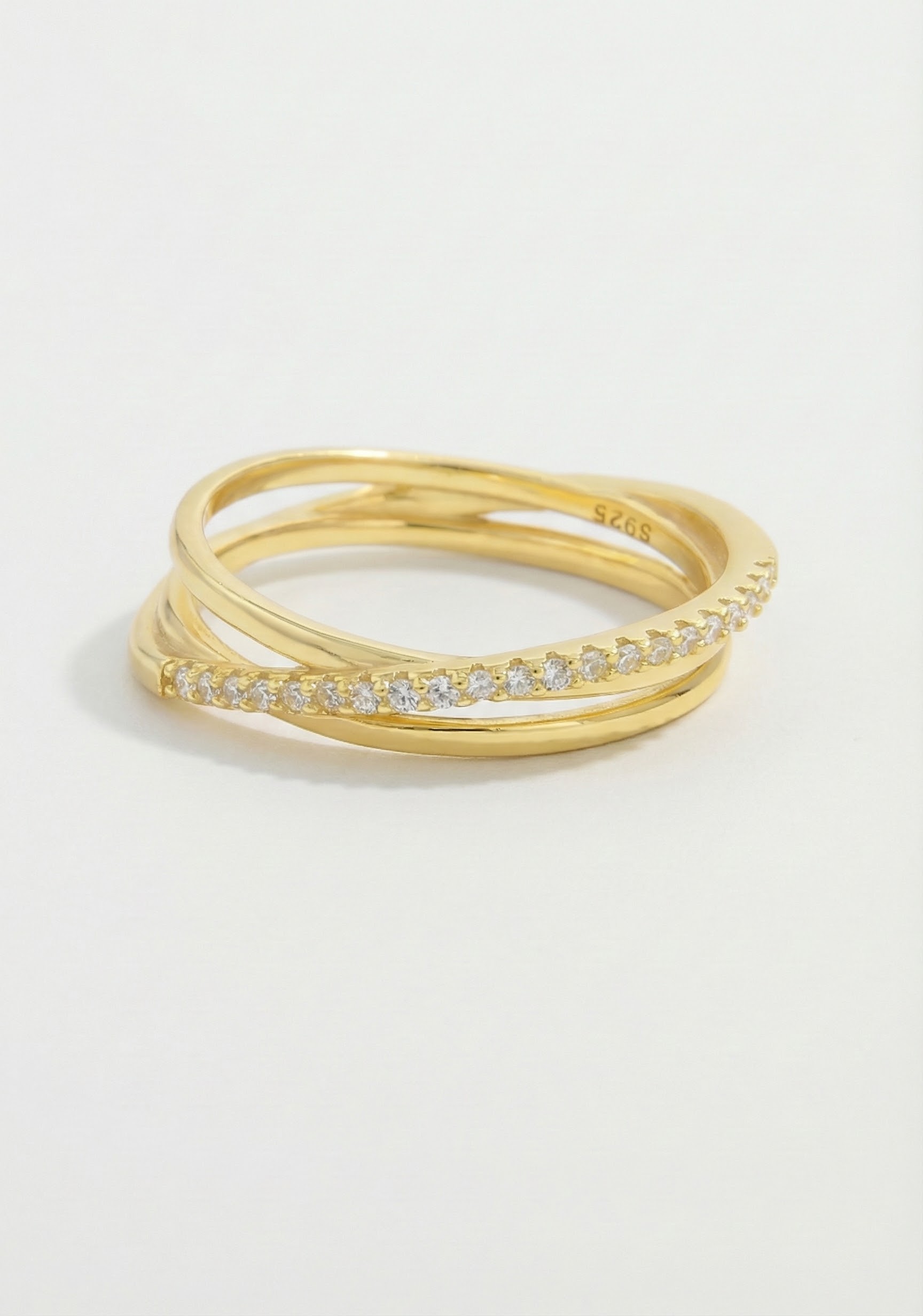 Prsten se zlatým leskem a oslnivími krystaly