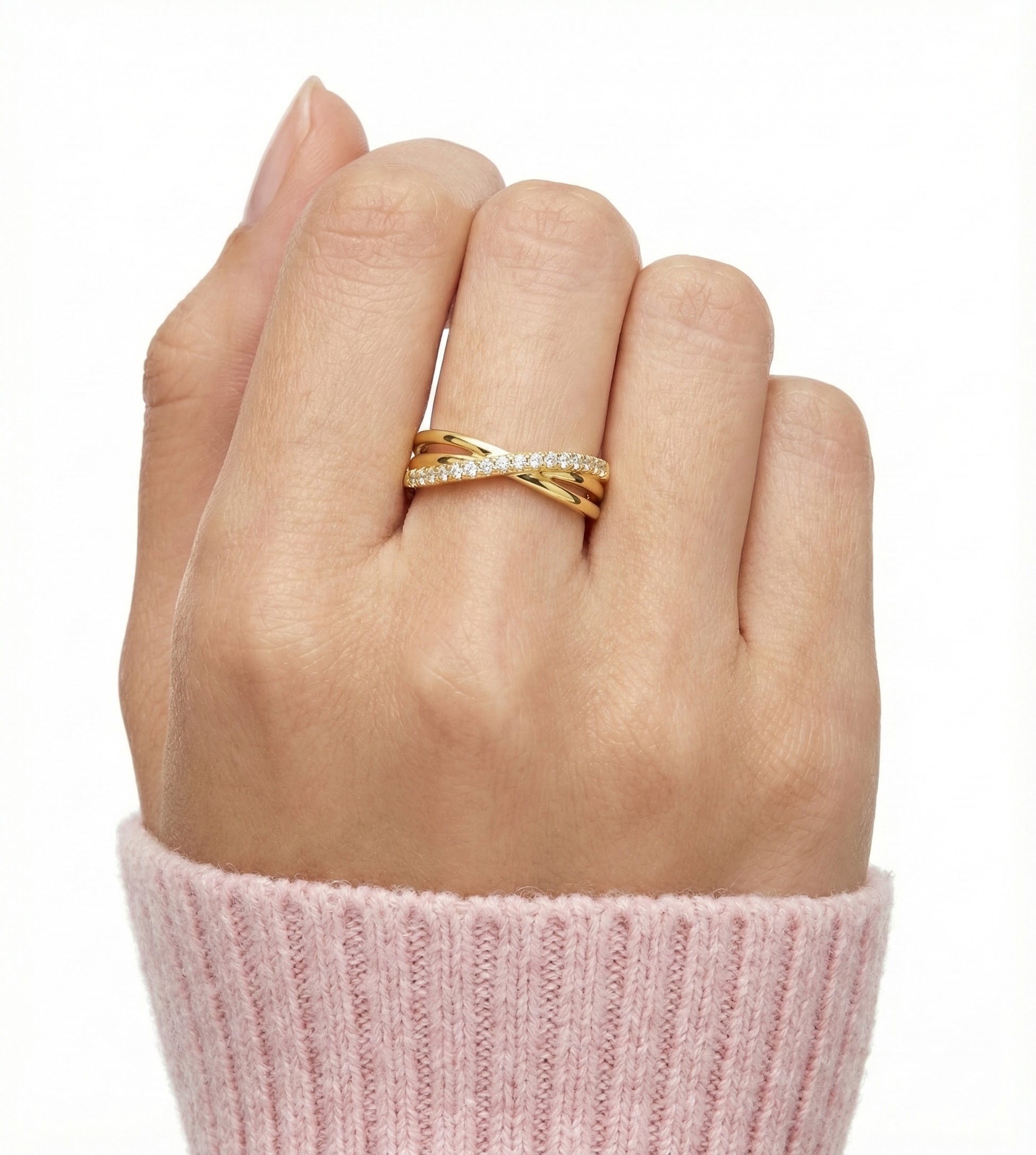 Prsten se zlatým leskem a oslnivími krystaly - detail