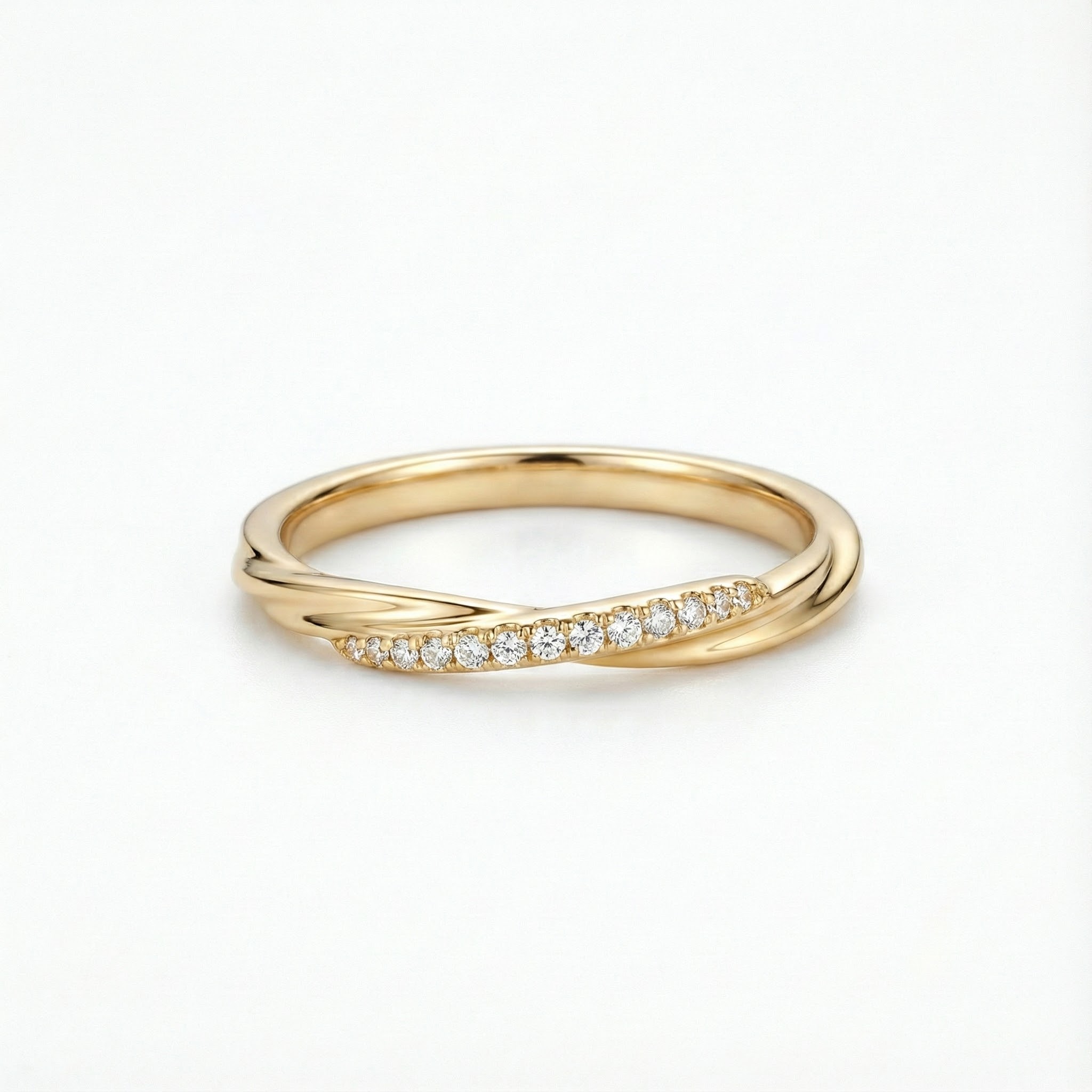 Prsten se zlatým odleskem a osazenými krystaly