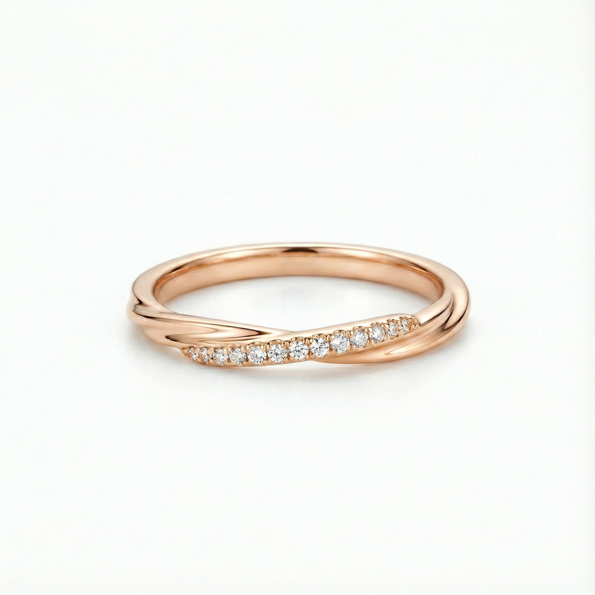 Prsten s růžovo zlatým odleskem a osazenými krystaly