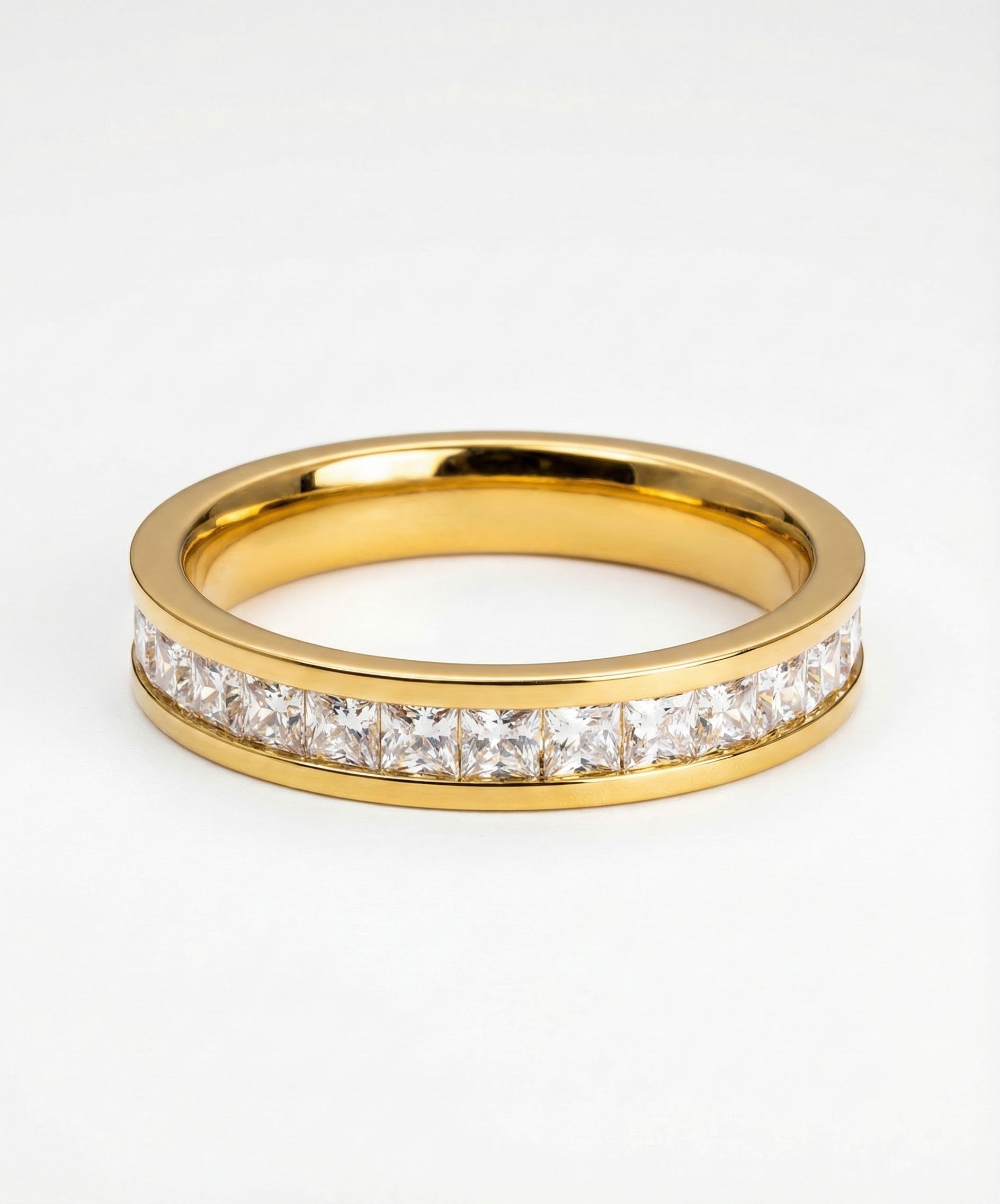 Prsten se zlatým odleskem a osazeními krystaly