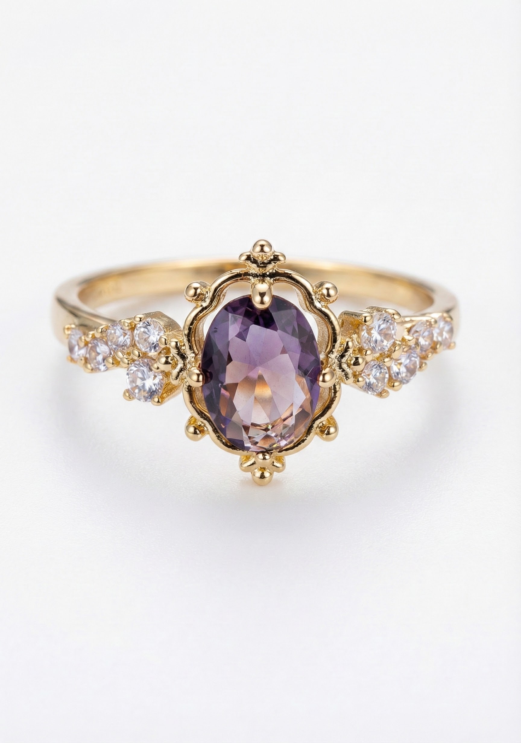 Prsten ve zlatém lesku s broušenými krystaly v tónu ametystu