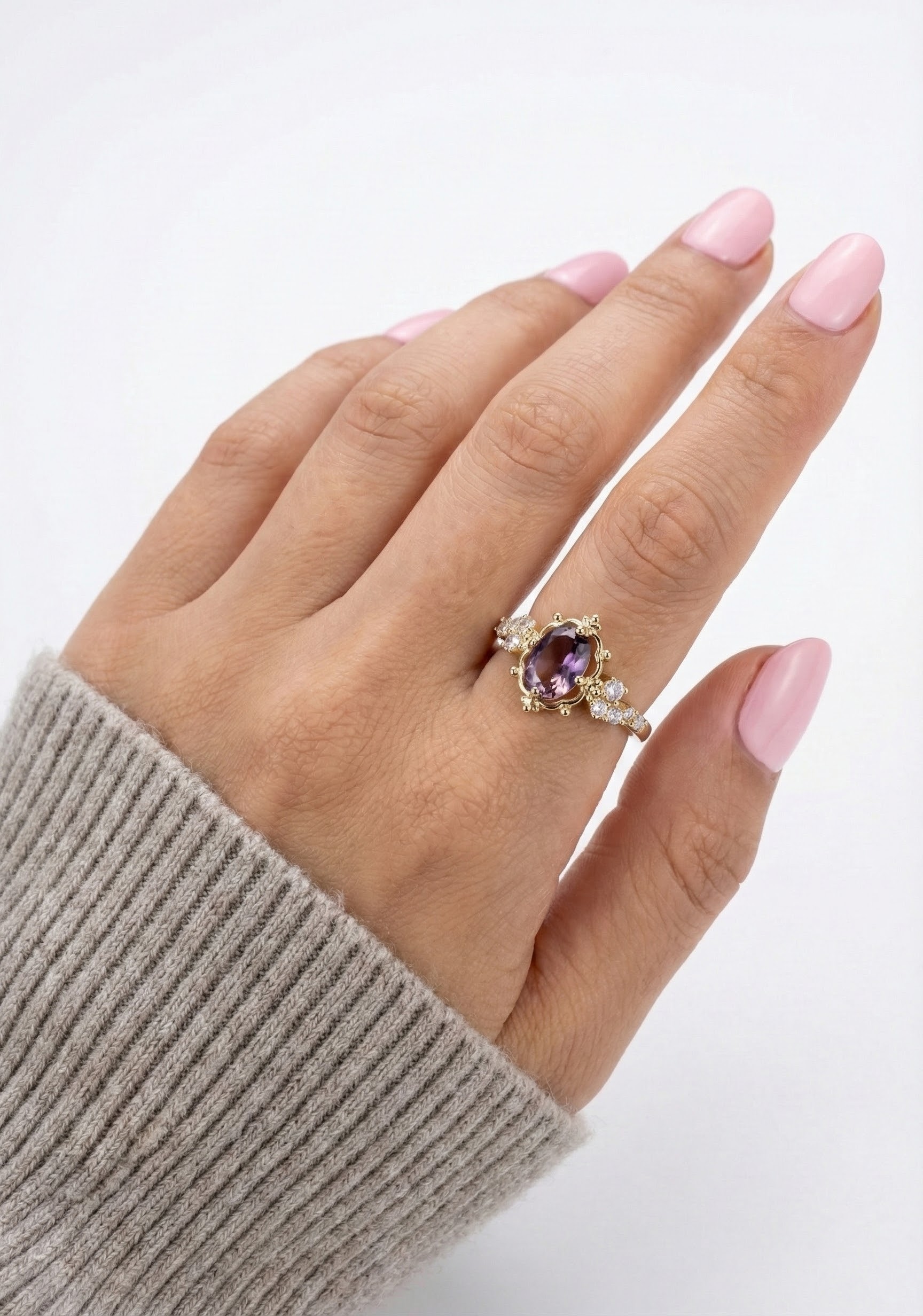 Prsten ve zlatém lesku s broušenými krystaly v tónu ametystu