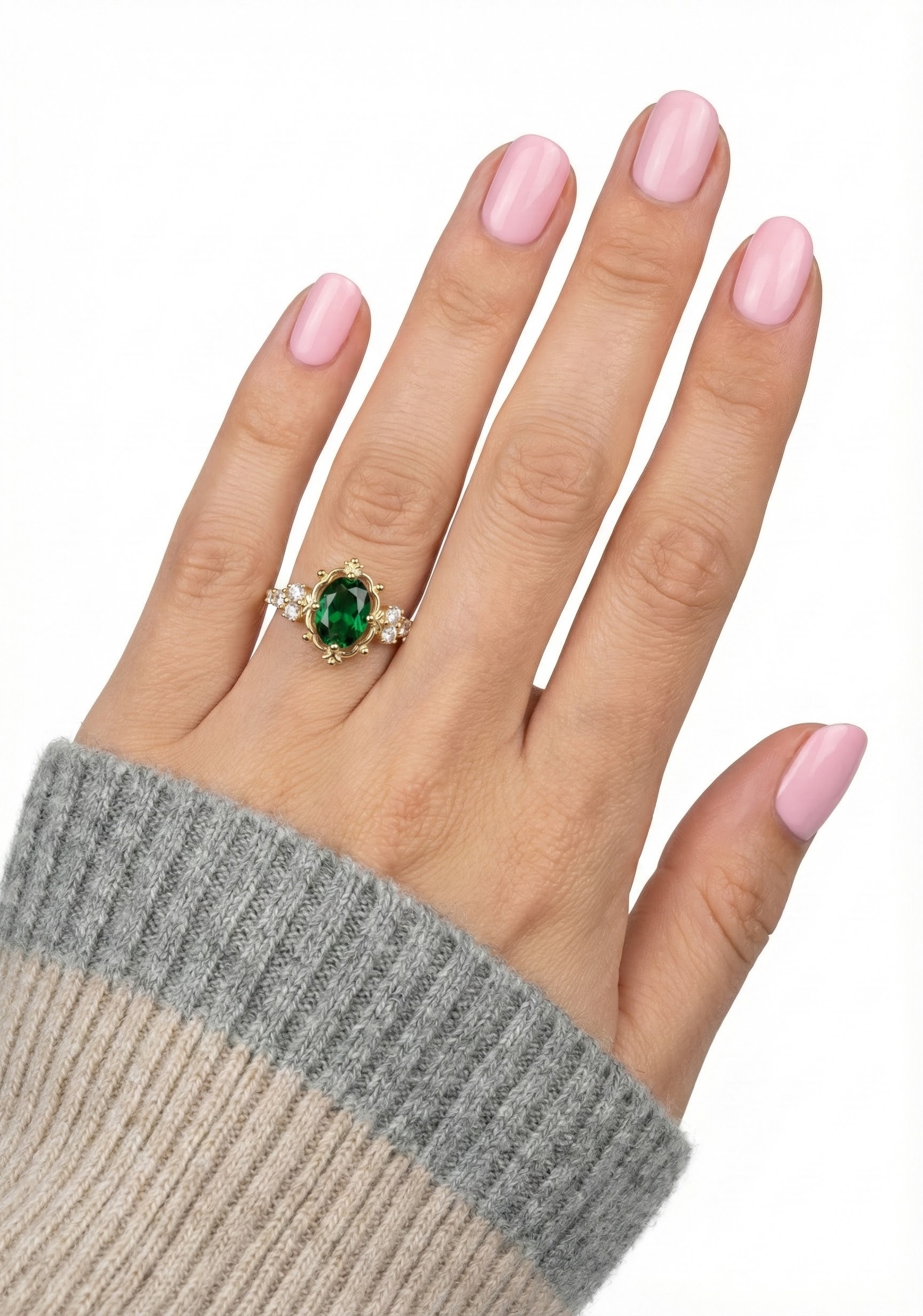 Prsten ve zlatém lesku s broušenými krystaly v tónu emeraldu - detail