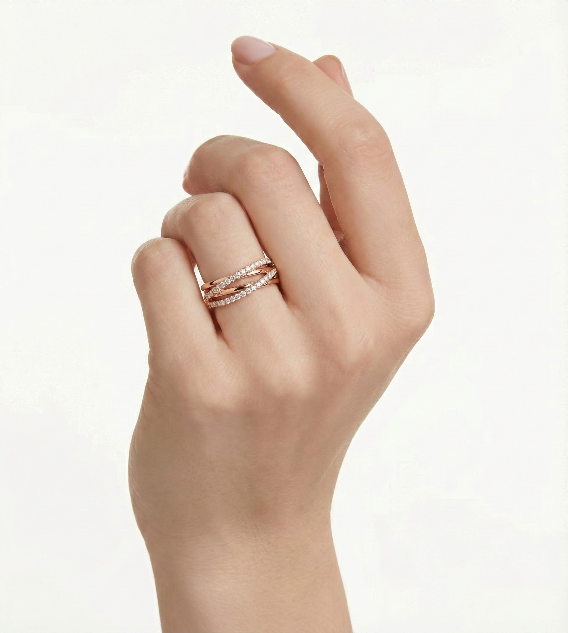 Prsten s růžovo zlatým leskem a oslnivími krystaly - detail