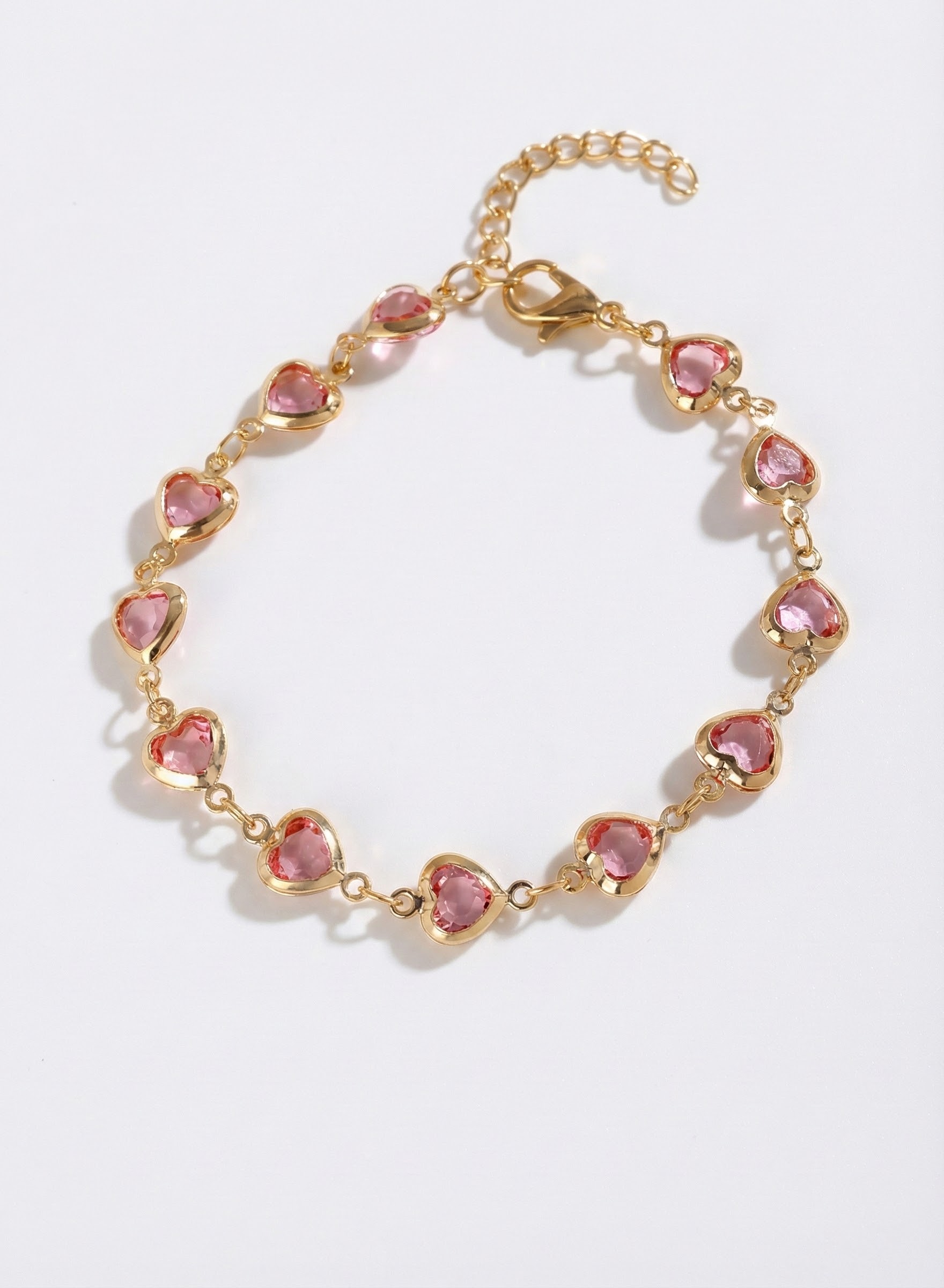 Krystaly briliantového brusu v růžovém nádechu se zlatavým leskem