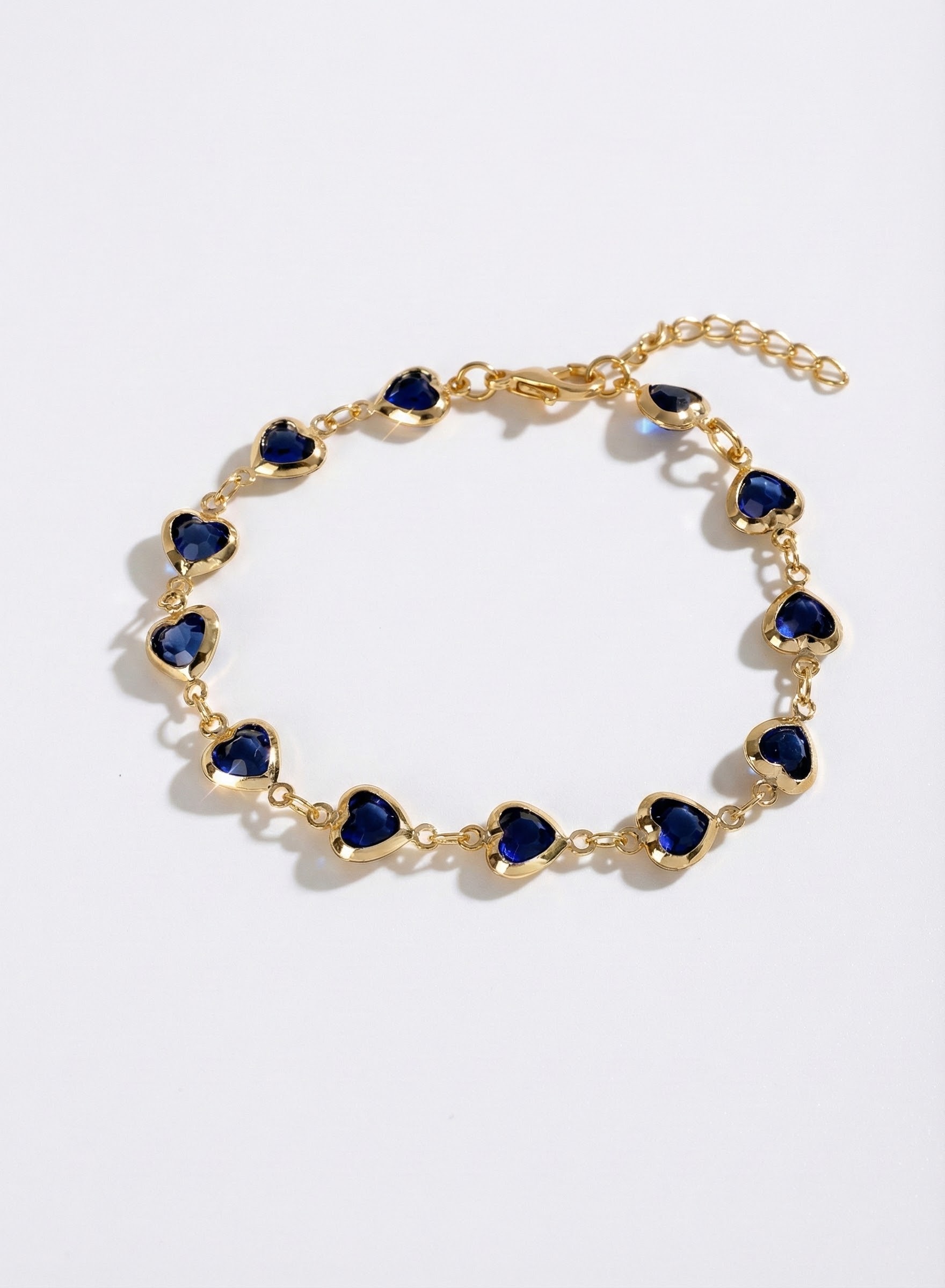 Krystaly briliantového brusu v podobě safíru se zlatavým leskem