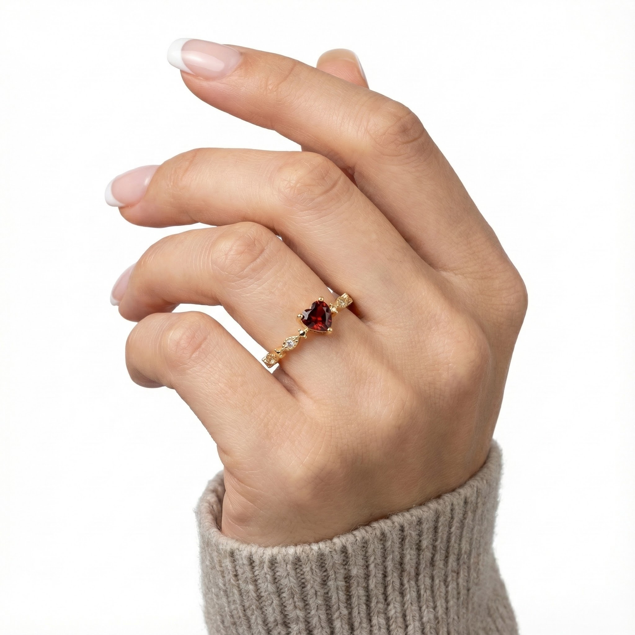 Prsten ve zlatém lesku s broušeným rubínově zbarveným krystalem ve tvaru srdce - detail