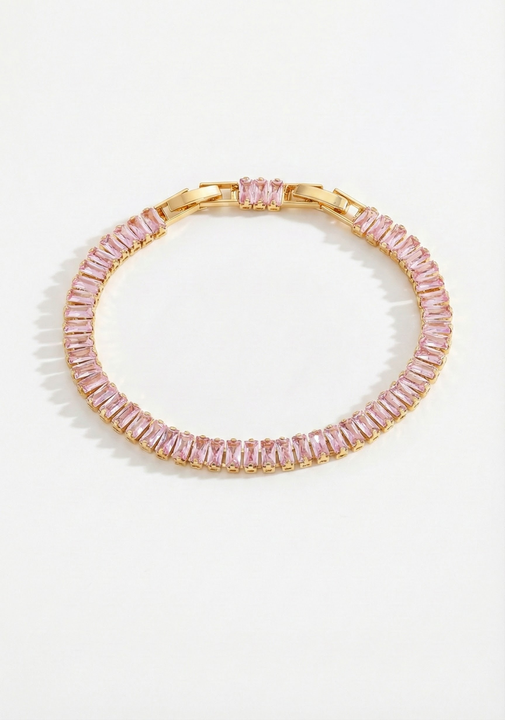 Krystaly briliantového brusu v růžovém nádechu se zlatavým leskem