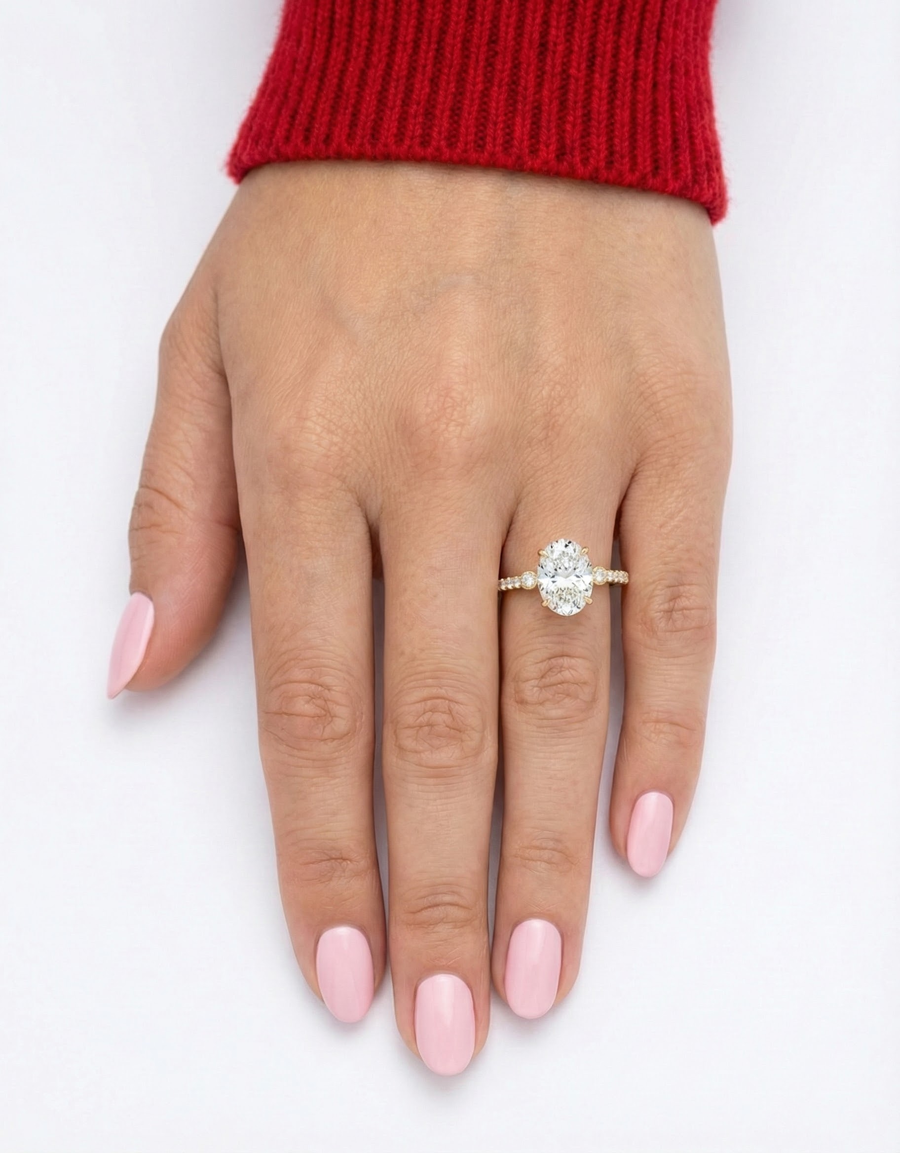 Prsten s zlatým odleskem a zářivou kompozicí krystalů