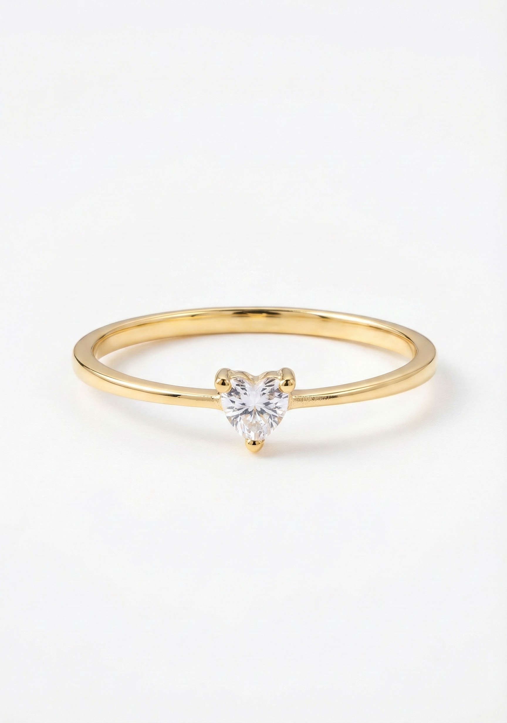 Prsten ve zlatém lesku s broušeným krystalem ve tvaru srdce