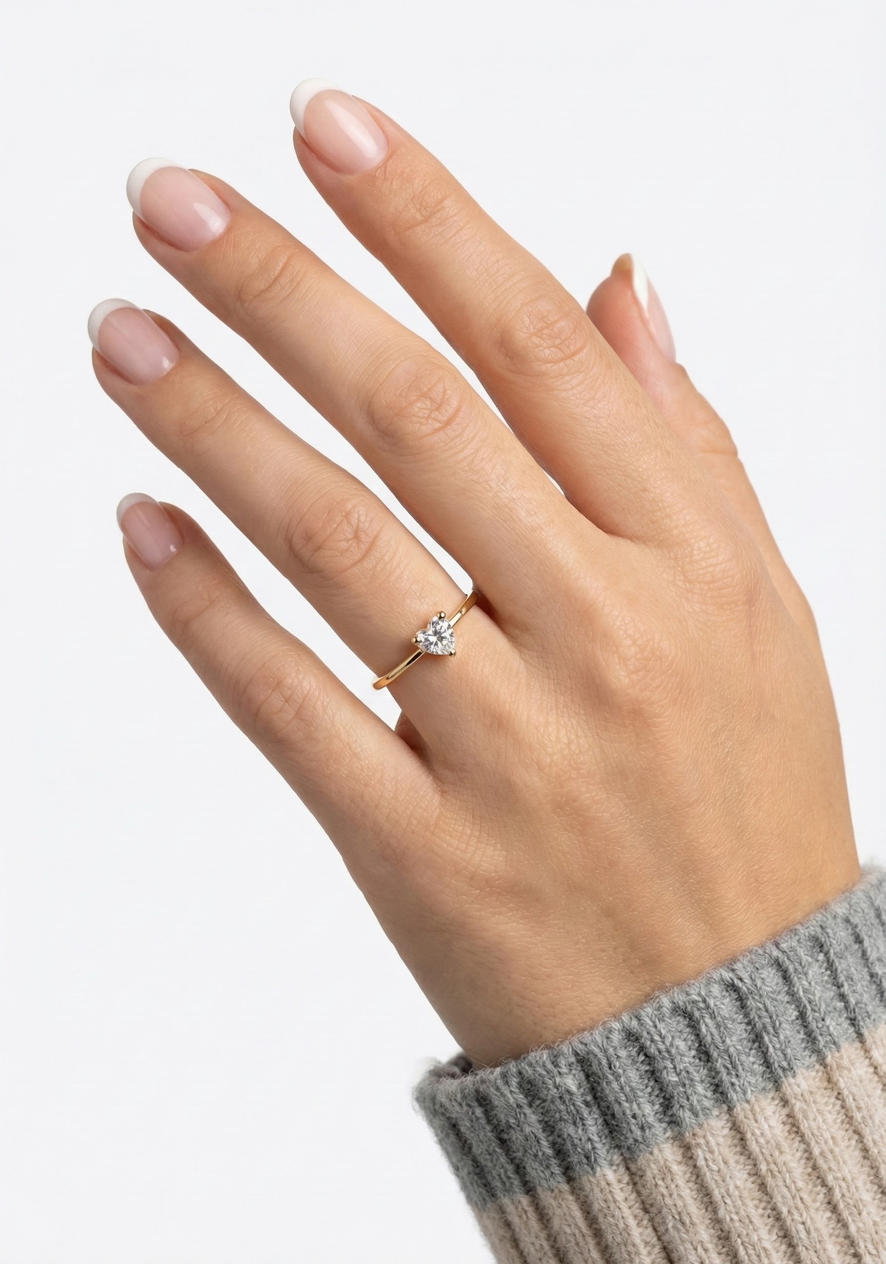 Prsten ve zlatém lesku s broušeným krystalem ve tvaru srdce - detail