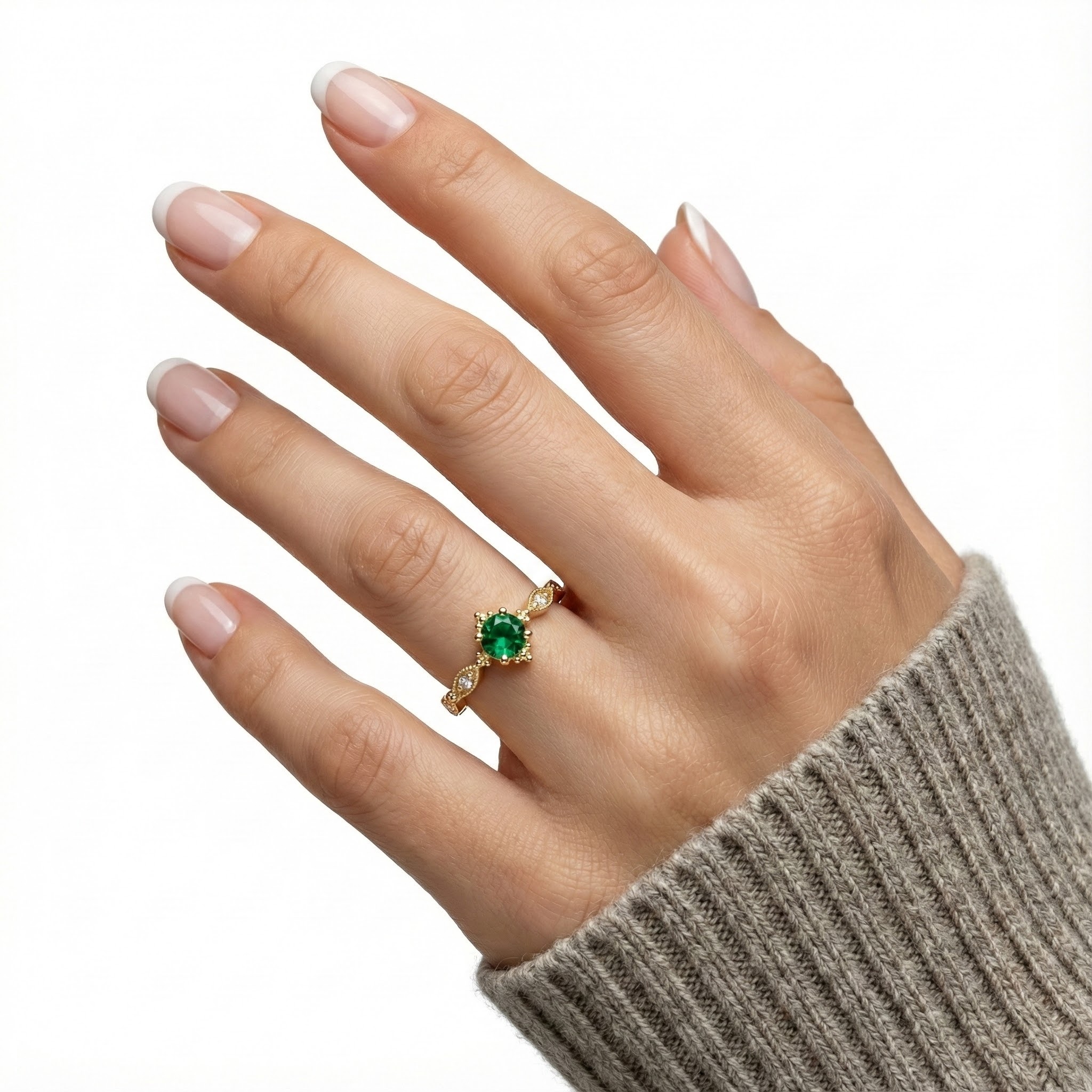Prsten ve zlatém lesku s broušeným krystalem v barvě emeraldu - detail