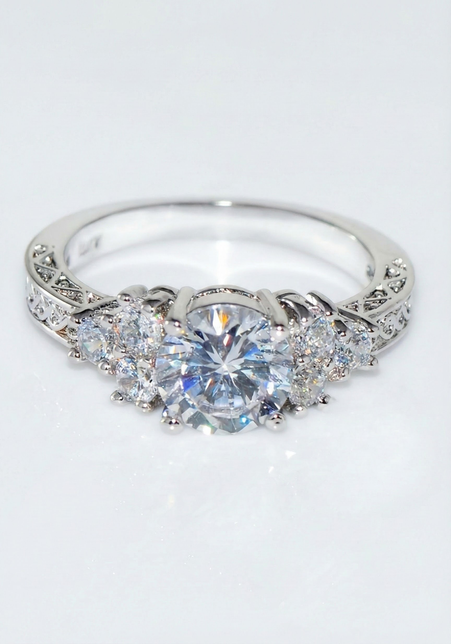 Prsten s broušenými krystaly briliantového brusu