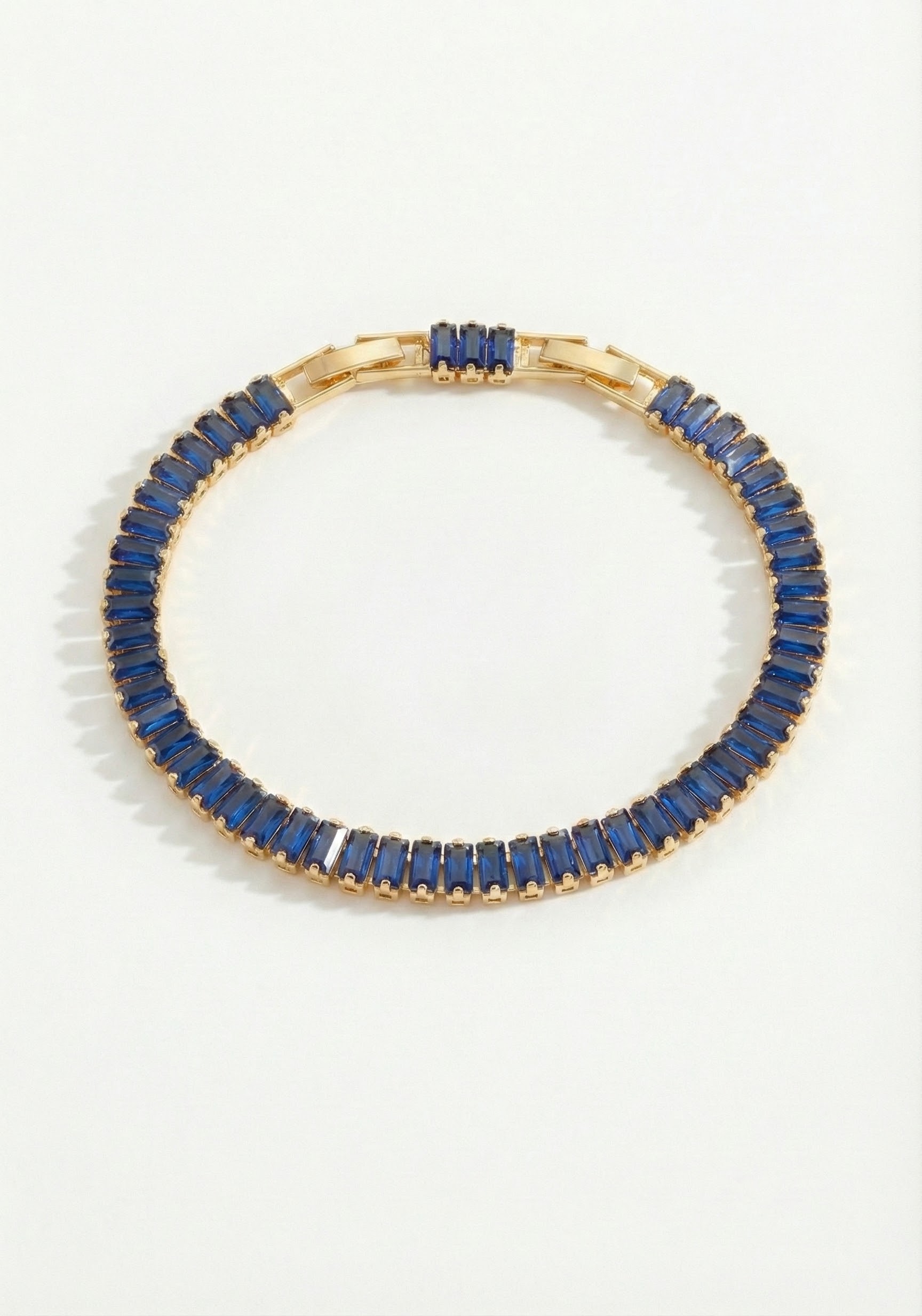 Krystaly briliantového brusu v podobě safíru se zlatavým leskem