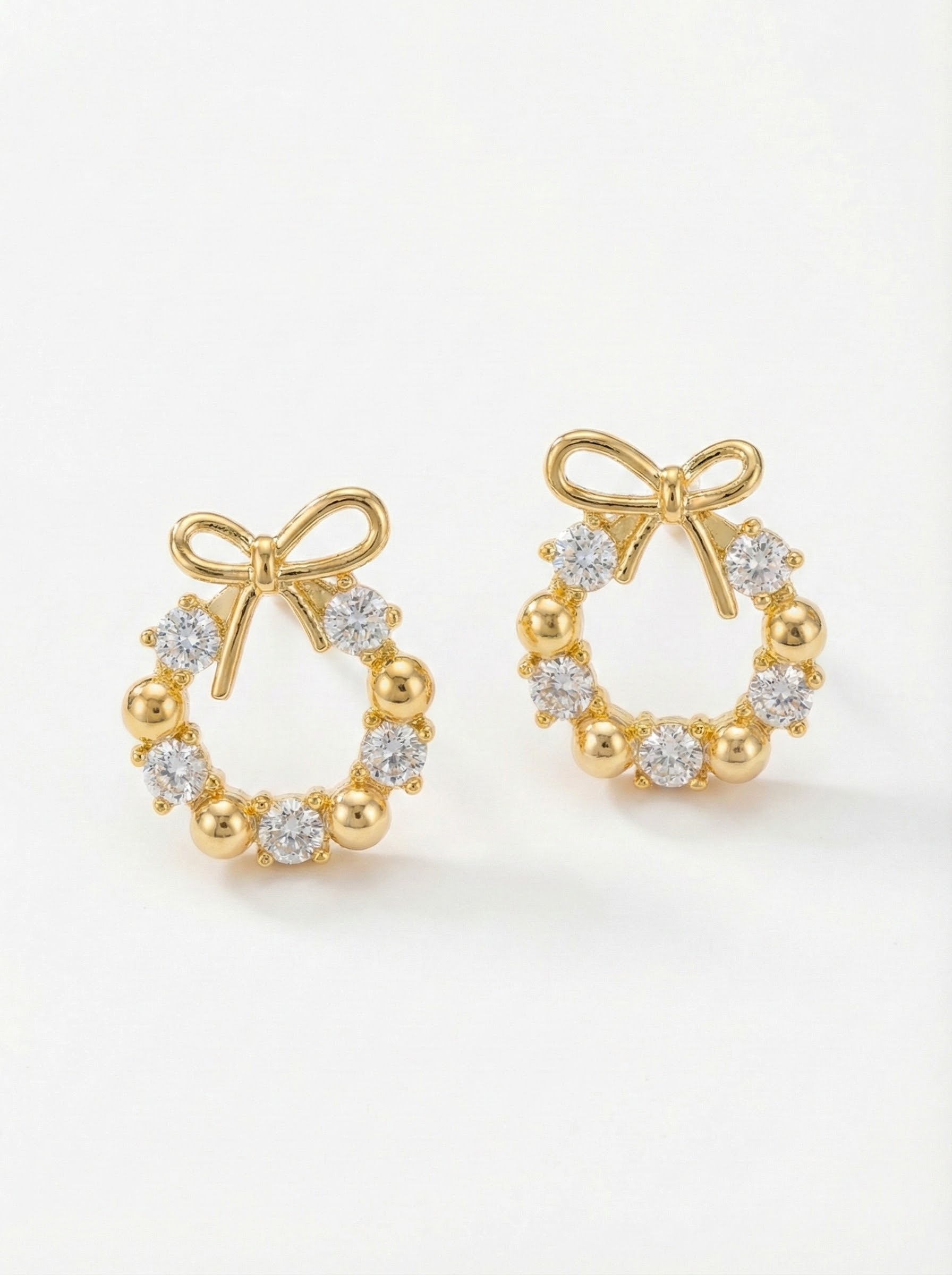 Náušnice zlatavého tónu v podobě Vánočních věnečků