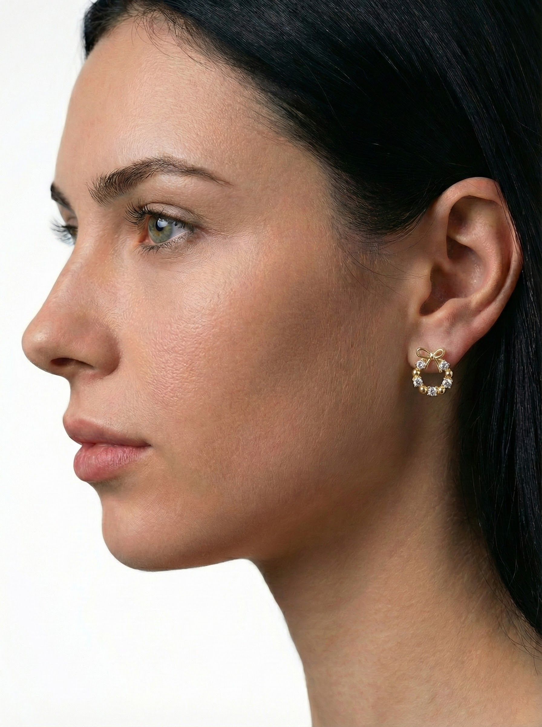 Náušnice zlatavého tónu v podobě Vánočních věnečků - detail